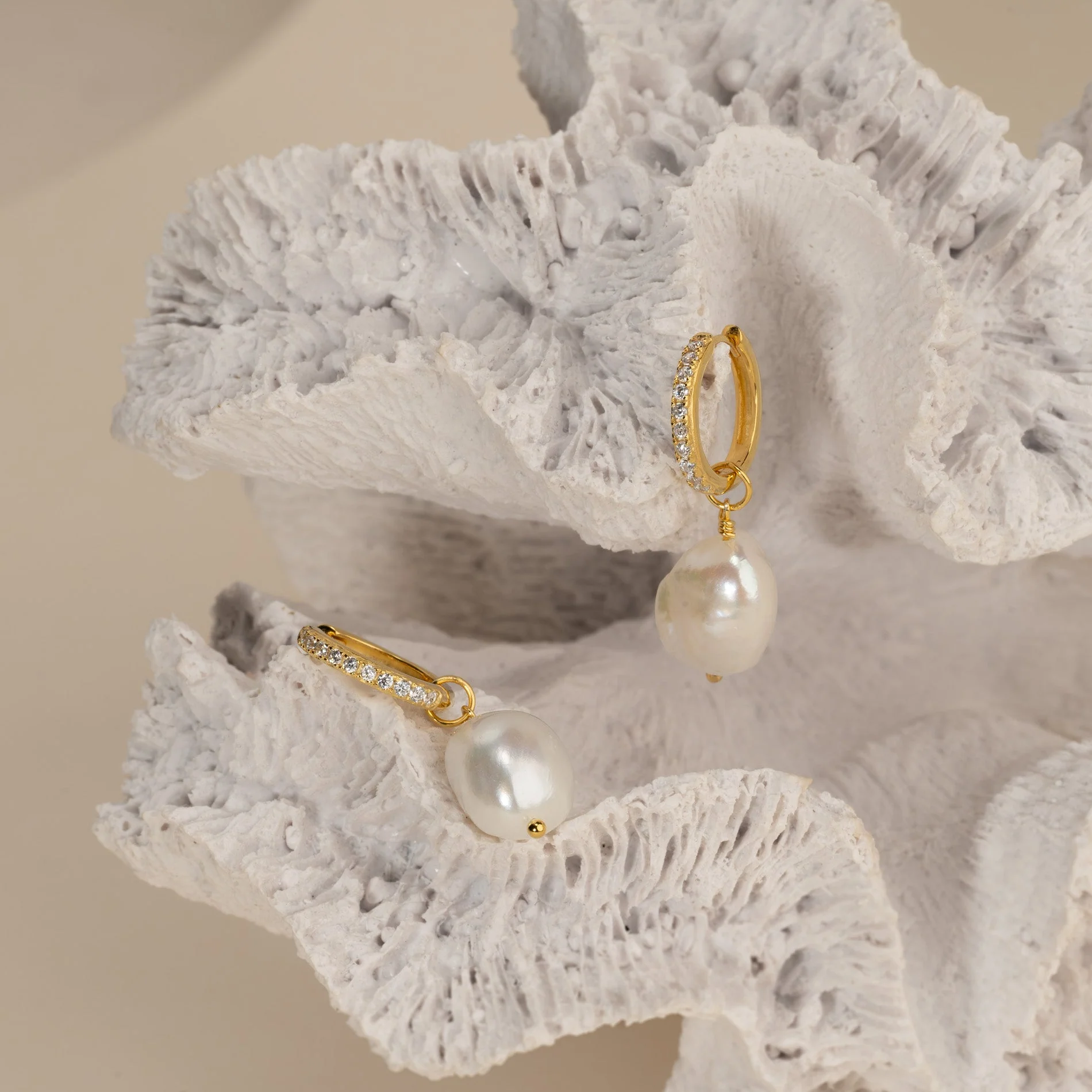 NOELLA PEARL GOLDEN ZIRCONIA CREOL EARRING - Image 4