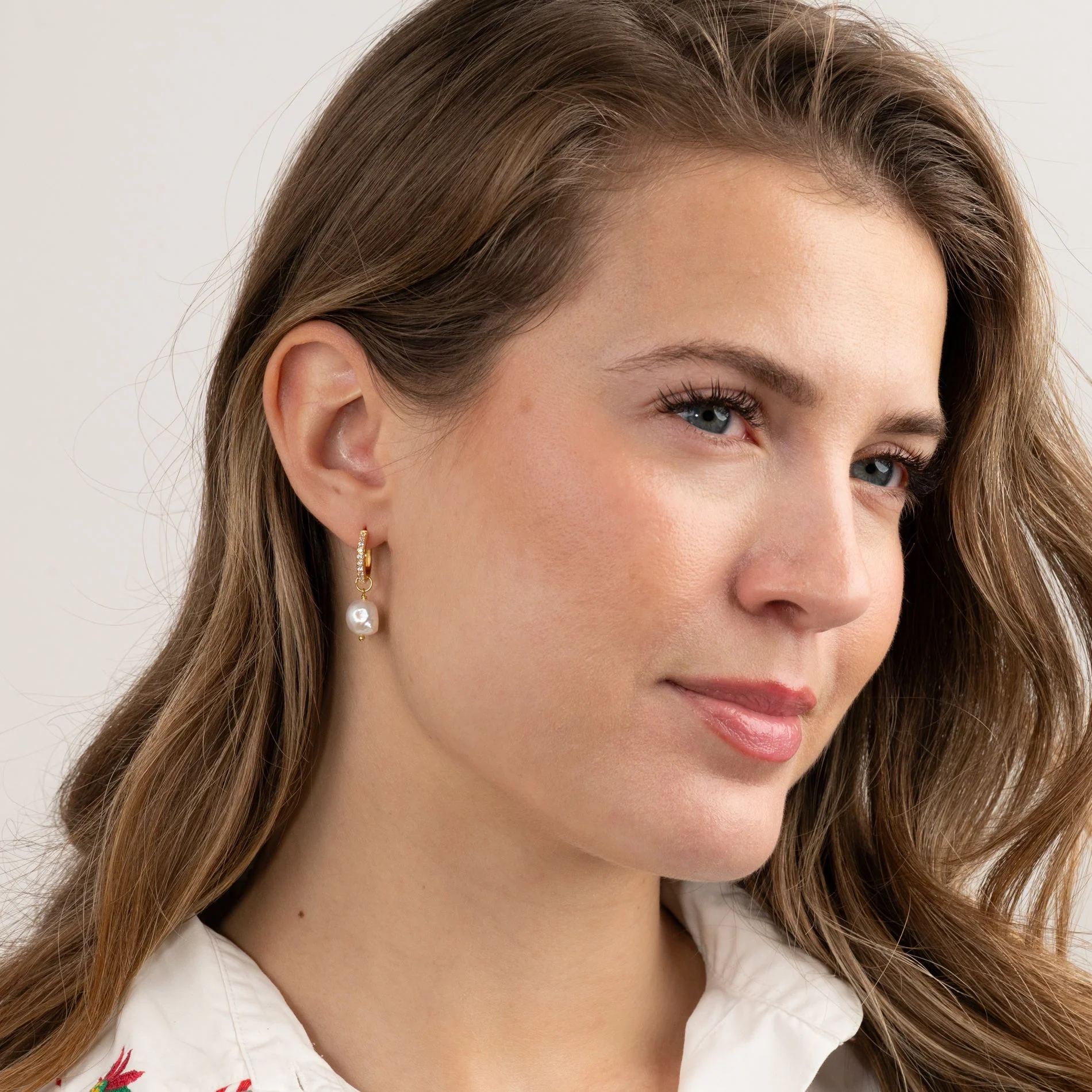 NOELLA PEARL GOLDEN ZIRCONIA CREOL EARRING - Image 5