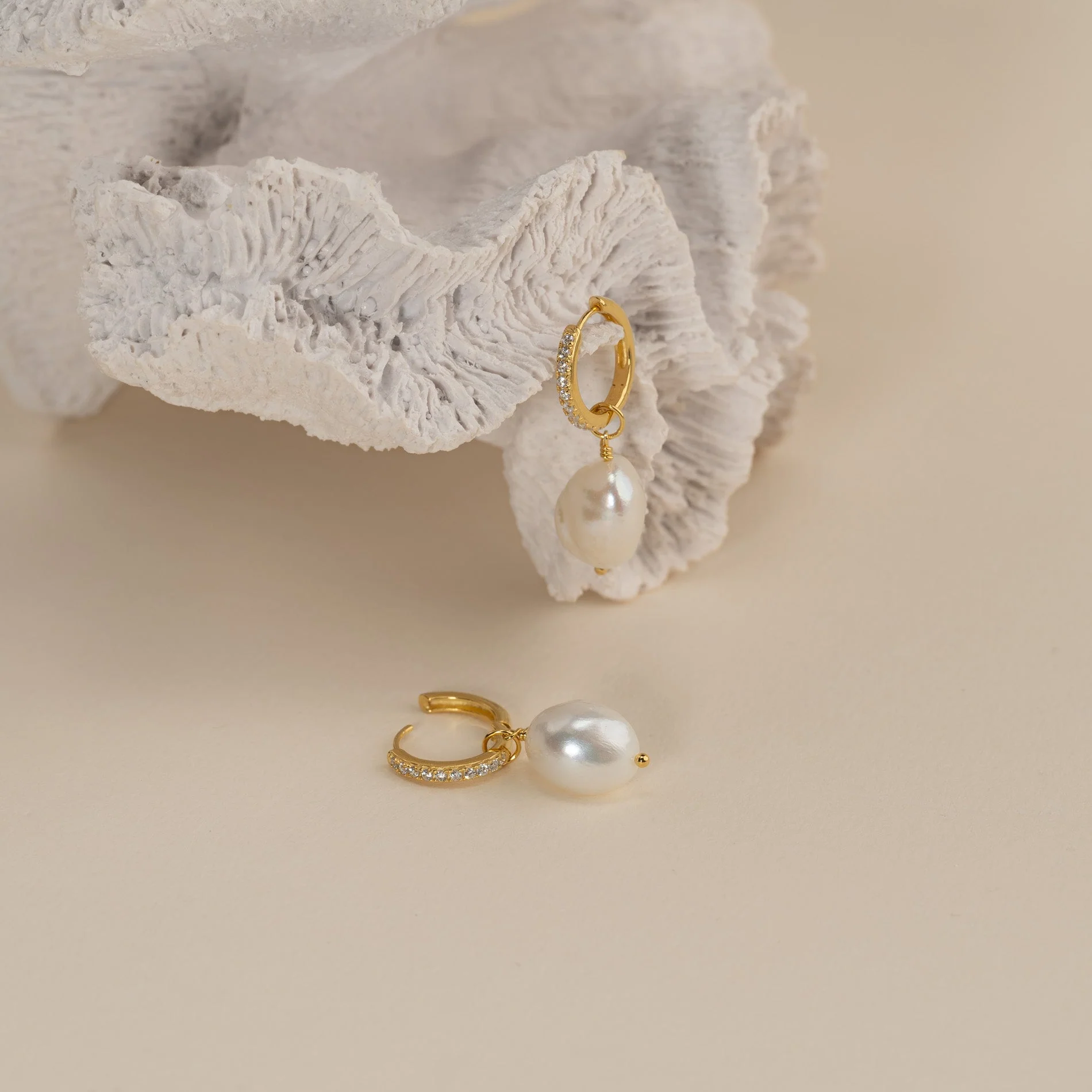 NOELLA PEARL GOLDEN ZIRCONIA CREOL EARRING - Image 6