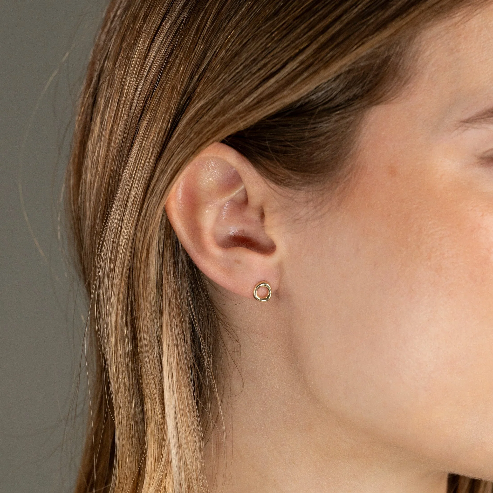 OLEA SOLID GOLD STUD EARRING - Image 4
