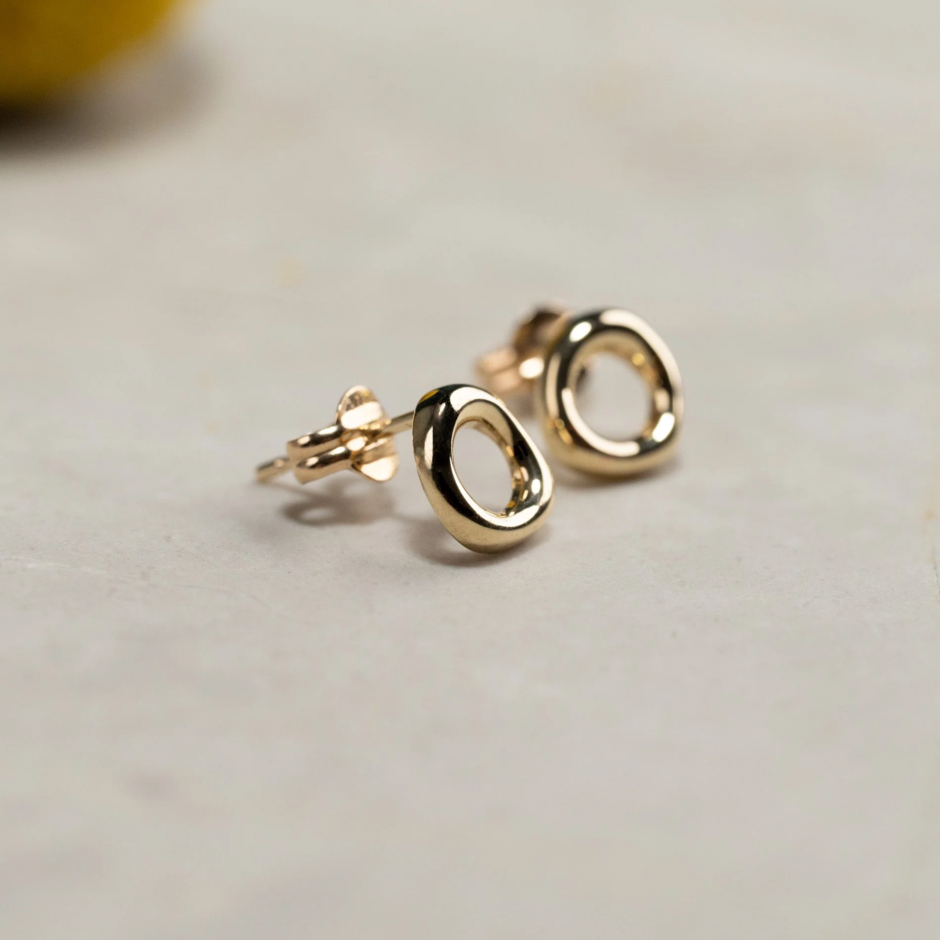 OLEA SOLID GOLD STUD EARRING - Image 5