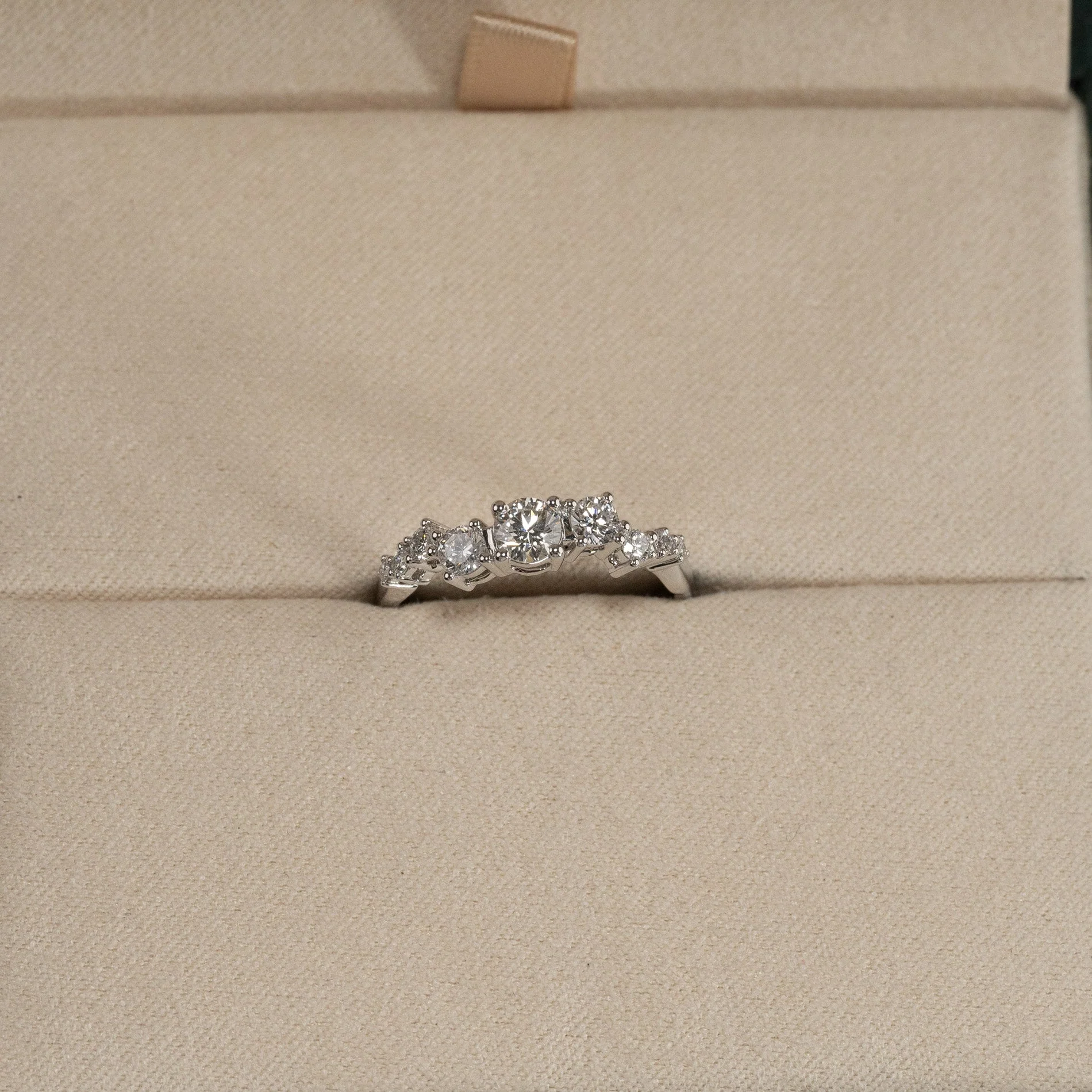 ORGANIC CLUSTER LAB-DIAMOND RING - 0.7ct - WG - Image 7