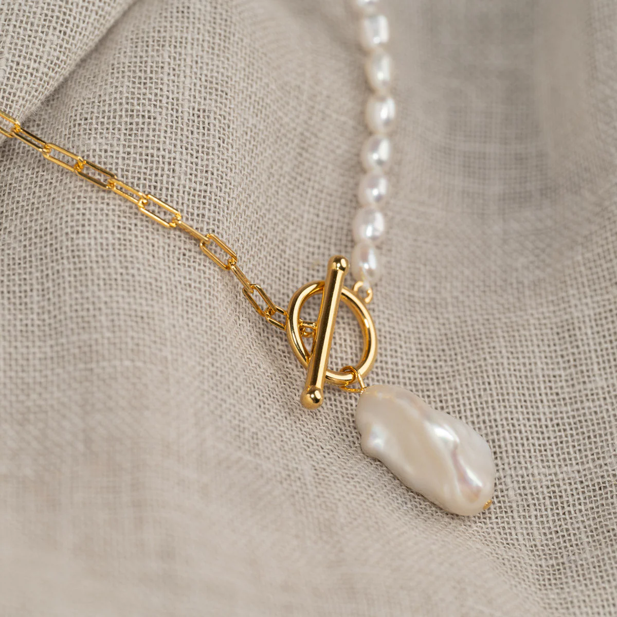 PAMELA PEARL GOLDEN NECKLACE - Image 3