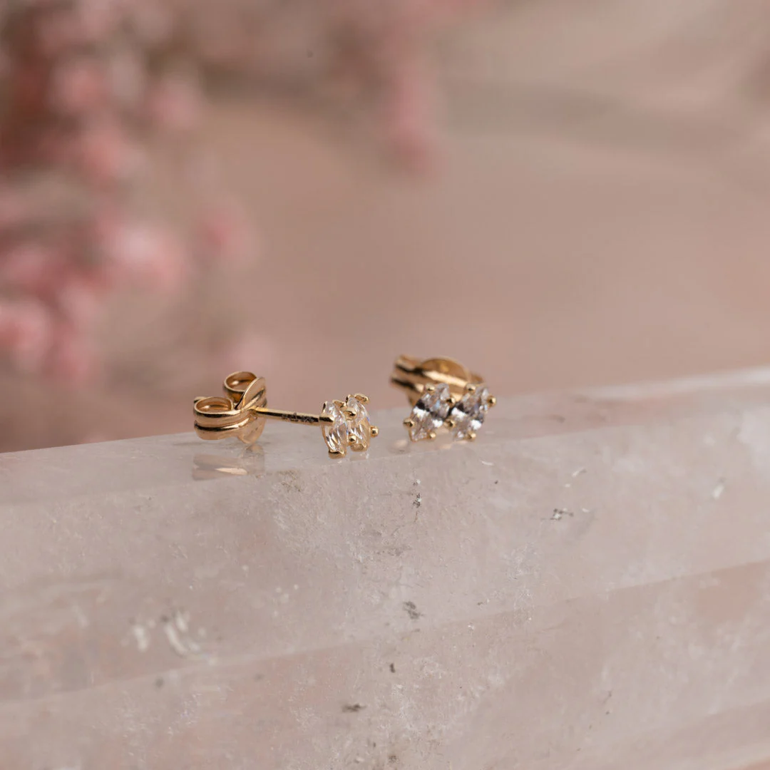 PARIS CRYSTAL SOLID GOLD STUD EARRING - Image 5