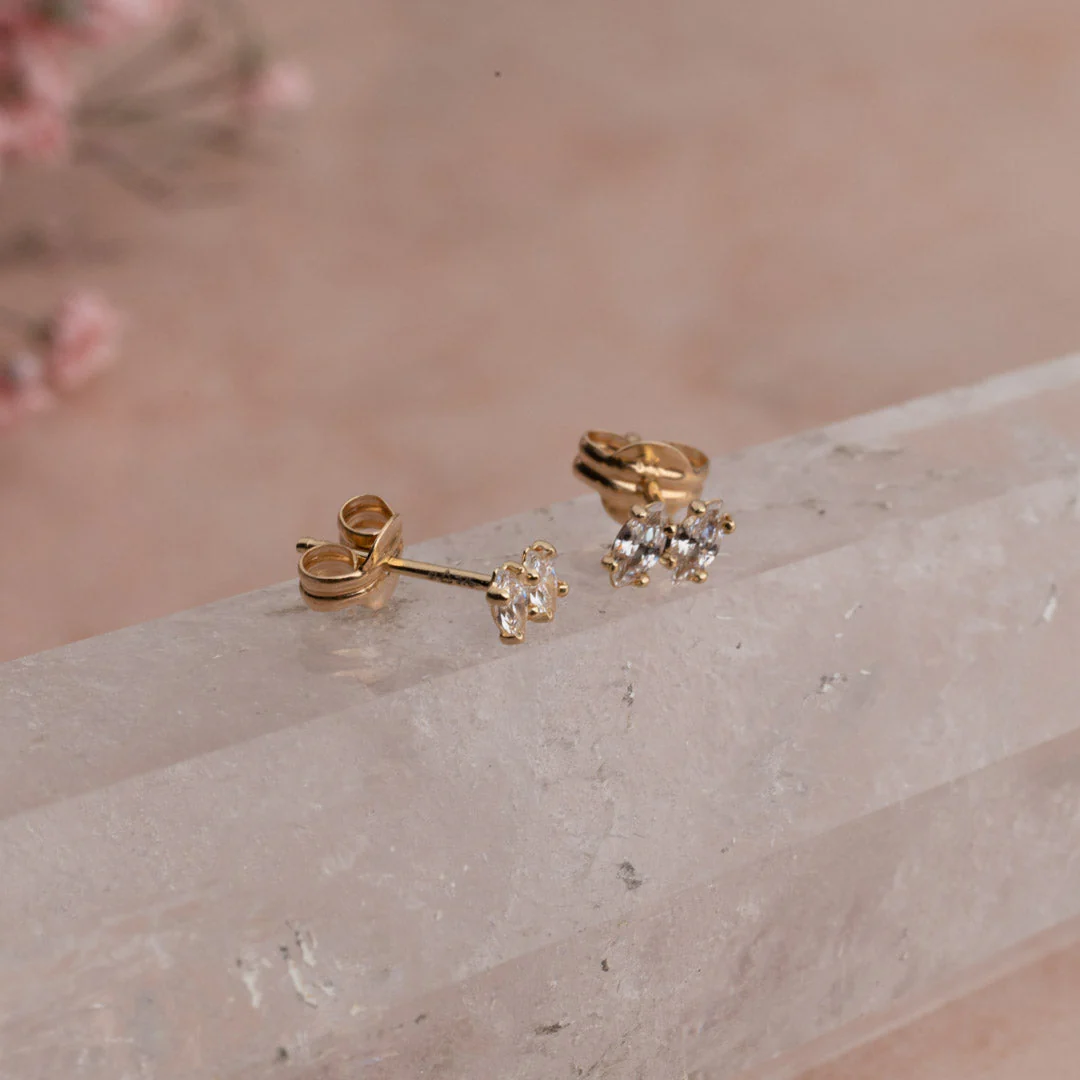 PARIS CRYSTAL SOLID GOLD STUD EARRING - Image 7