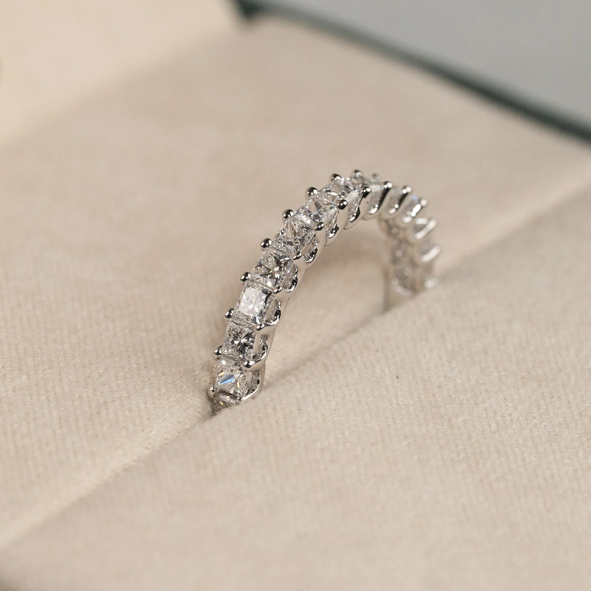 PRINCESS-CUT HALF-ALLIANCE LAB-DIAMOND RING - 1.0ct - WG - Image 4