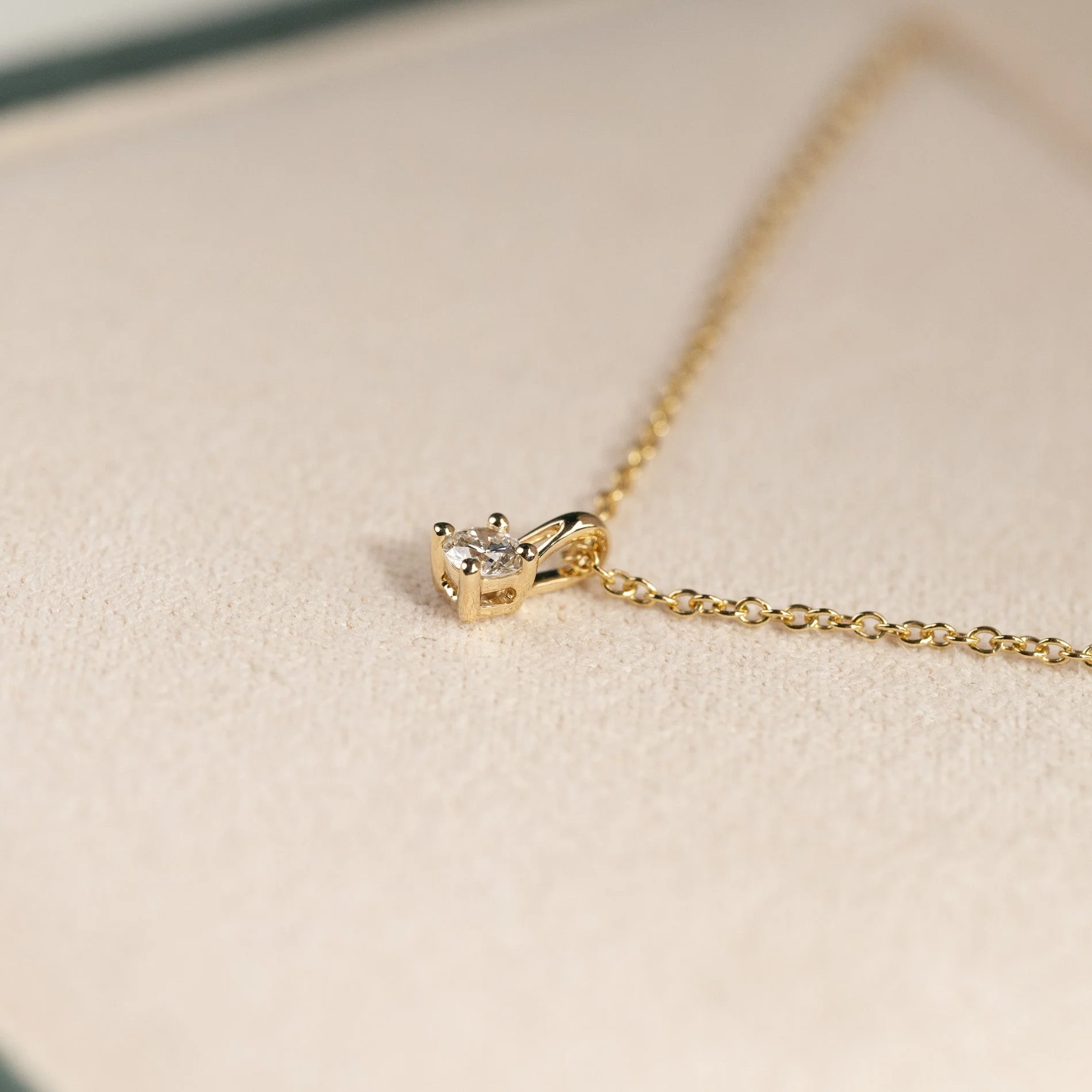 PRONG SOLITAIRE LAB-DIAMOND PENDANT - 0.1ct - YG - Image 6