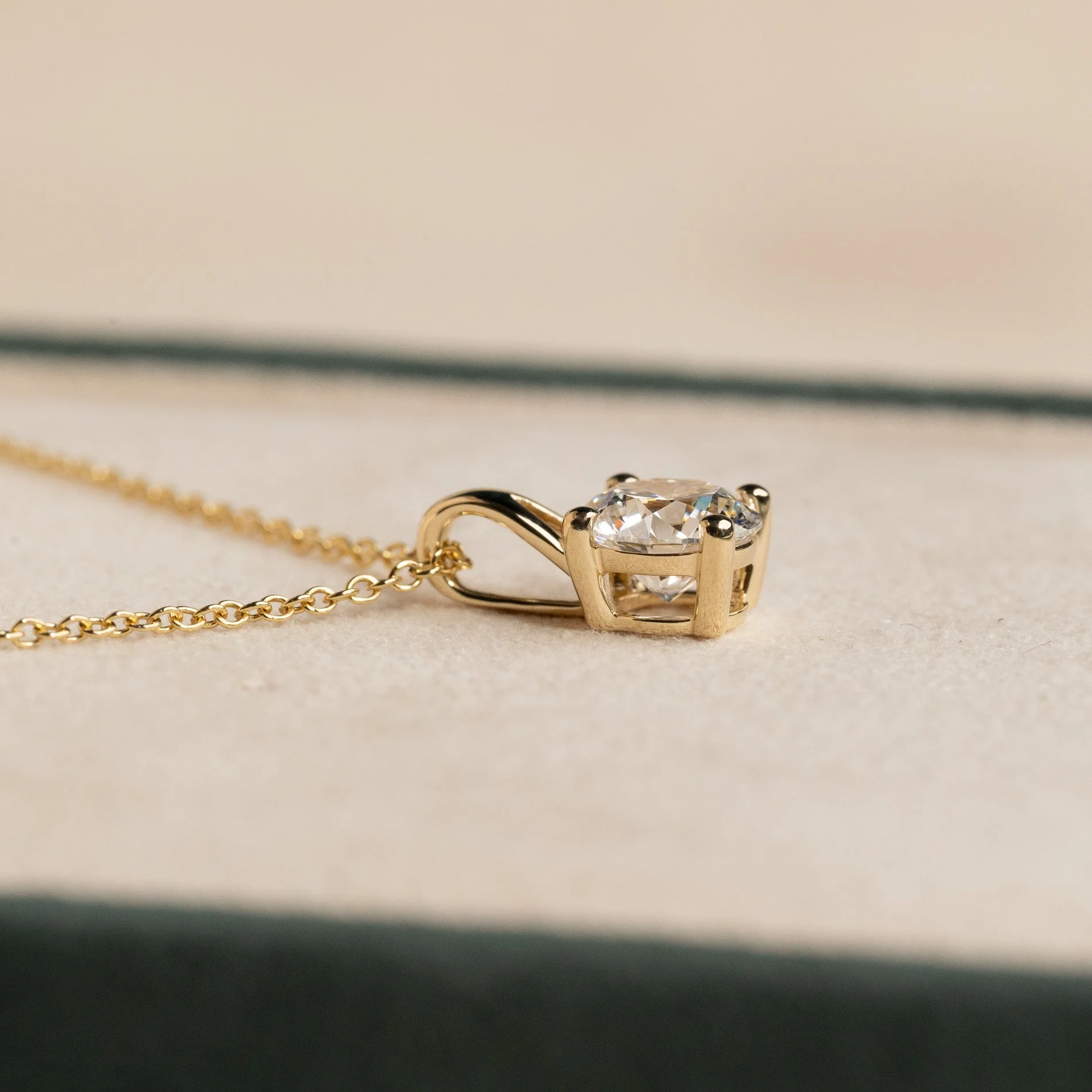 PRONG SOLITAIRE LAB-DIAMOND PENDANT - 1.0ct - YG - Image 8