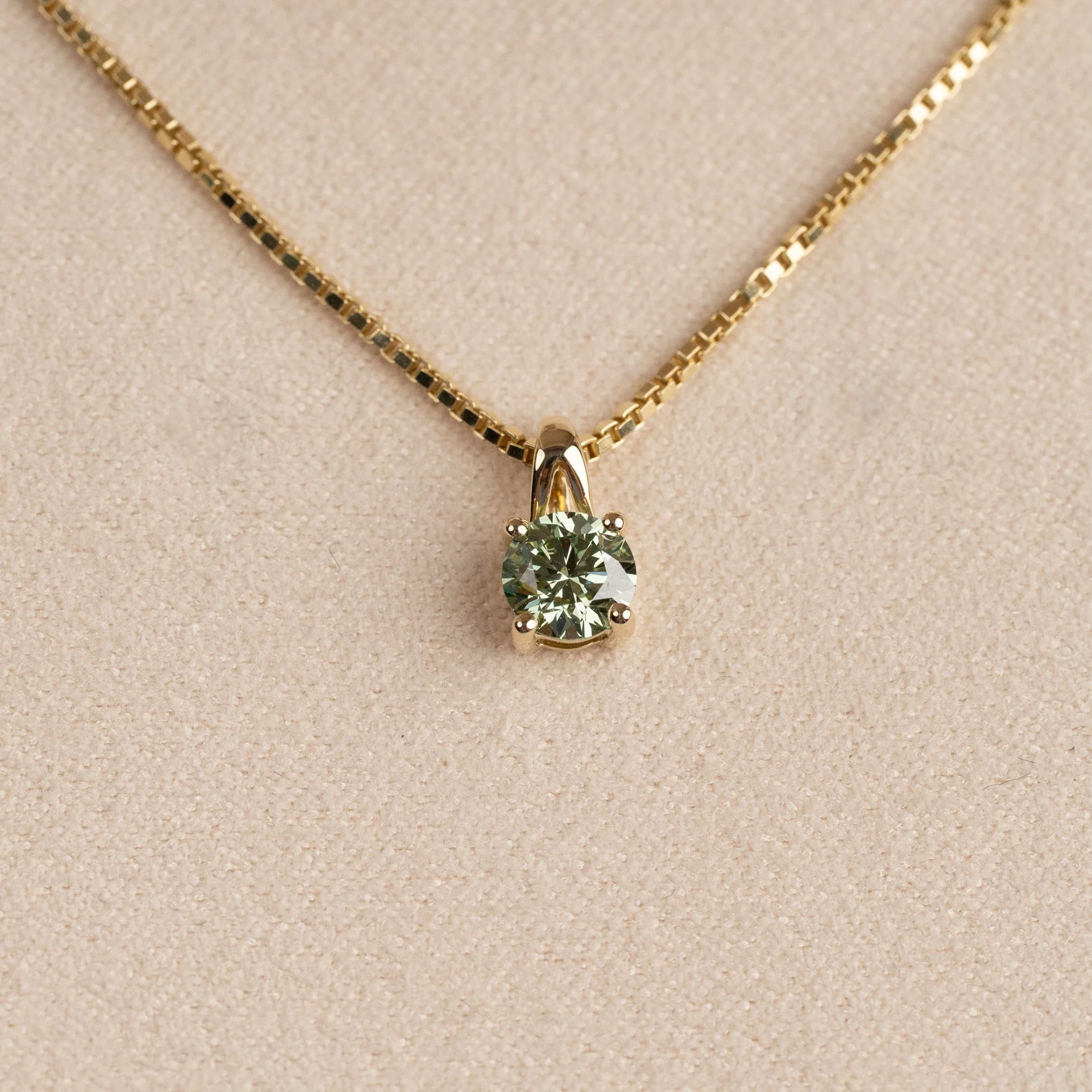 PRONG SOLITAIRE OCEAN GREEN LAB-DIAMOND PENDANT - 0.5ct - YG - Image 5