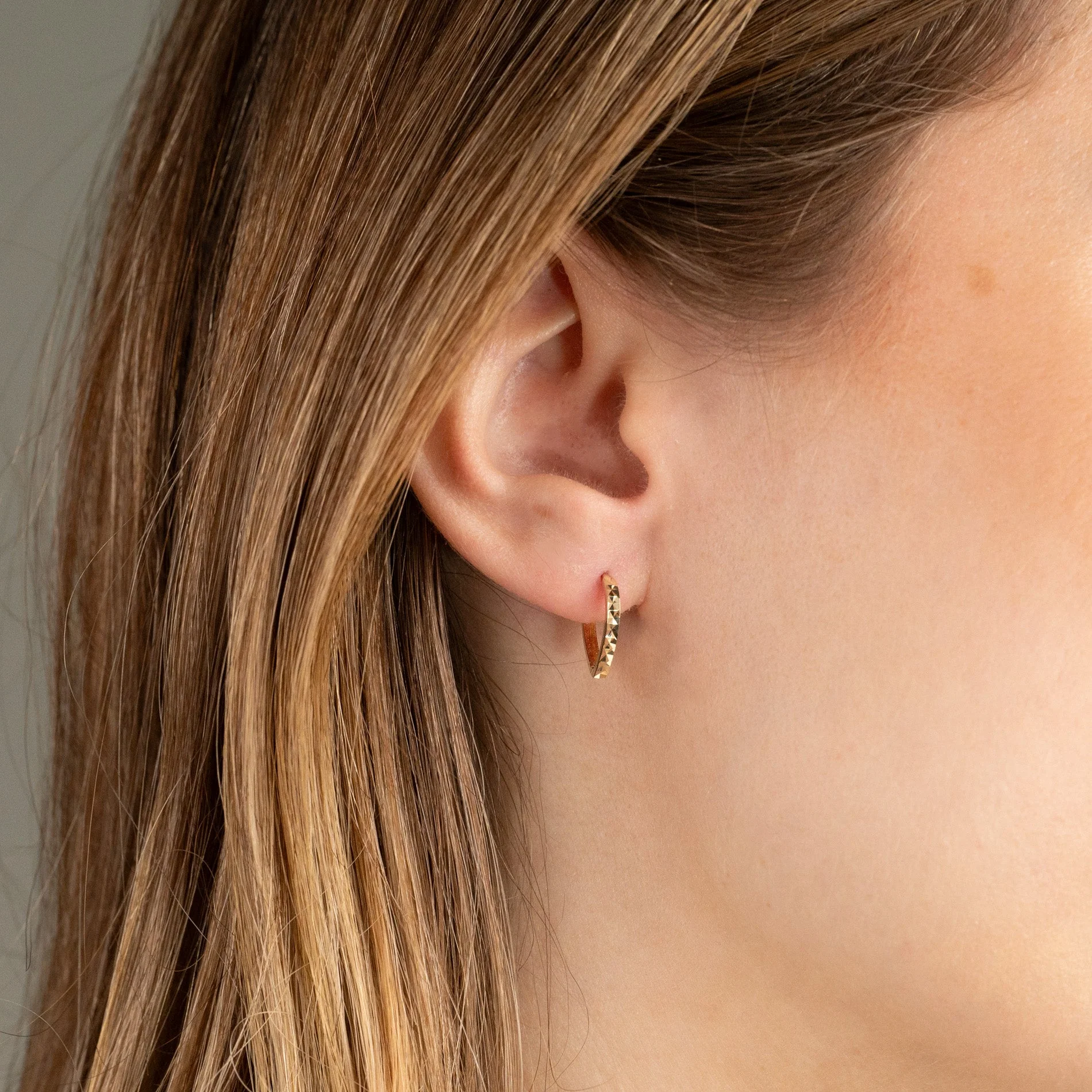 RAMONA SOLID GOLD HUGGIE EARRING - Image 4