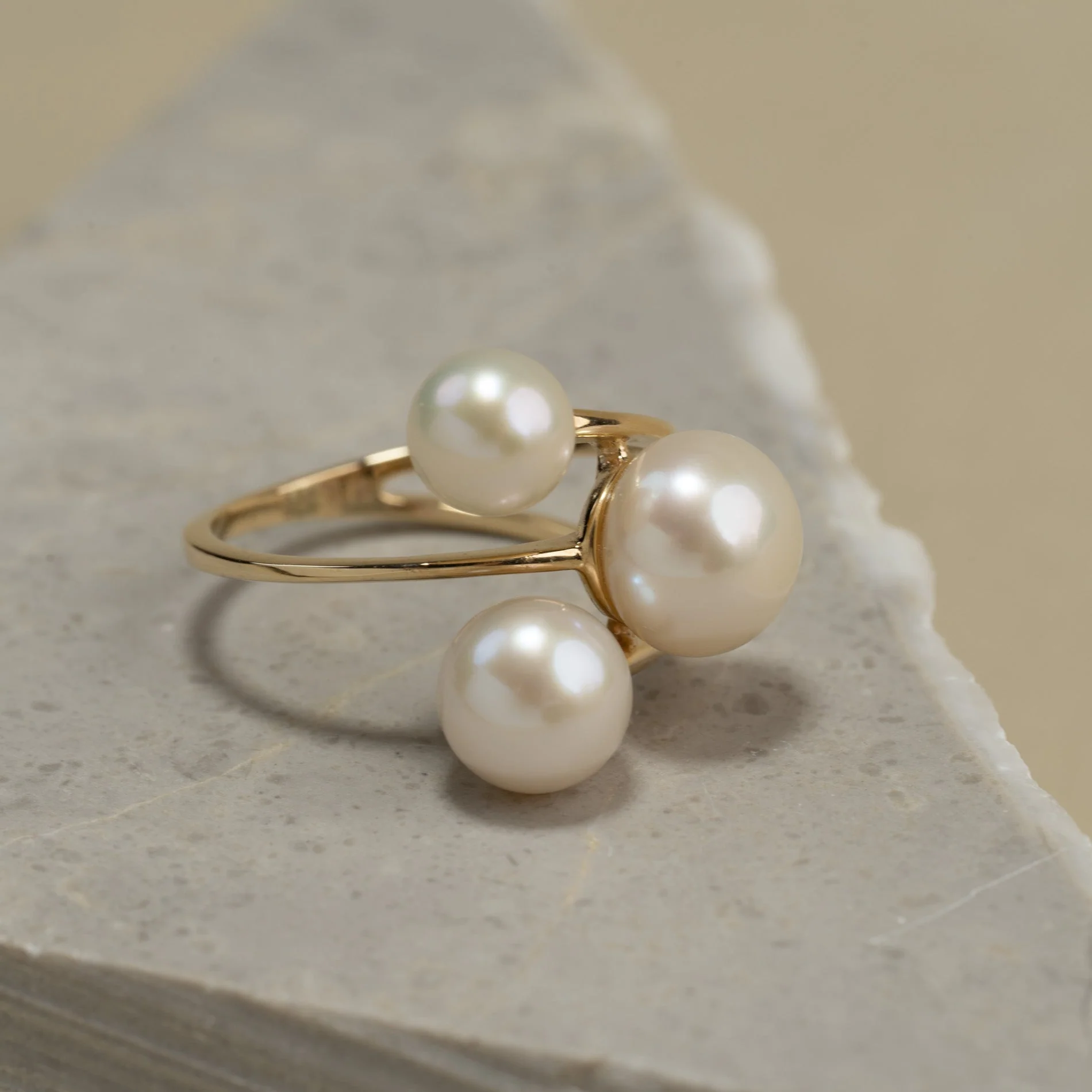 REGINA PEARL SOLID GOLD RING - Image 3