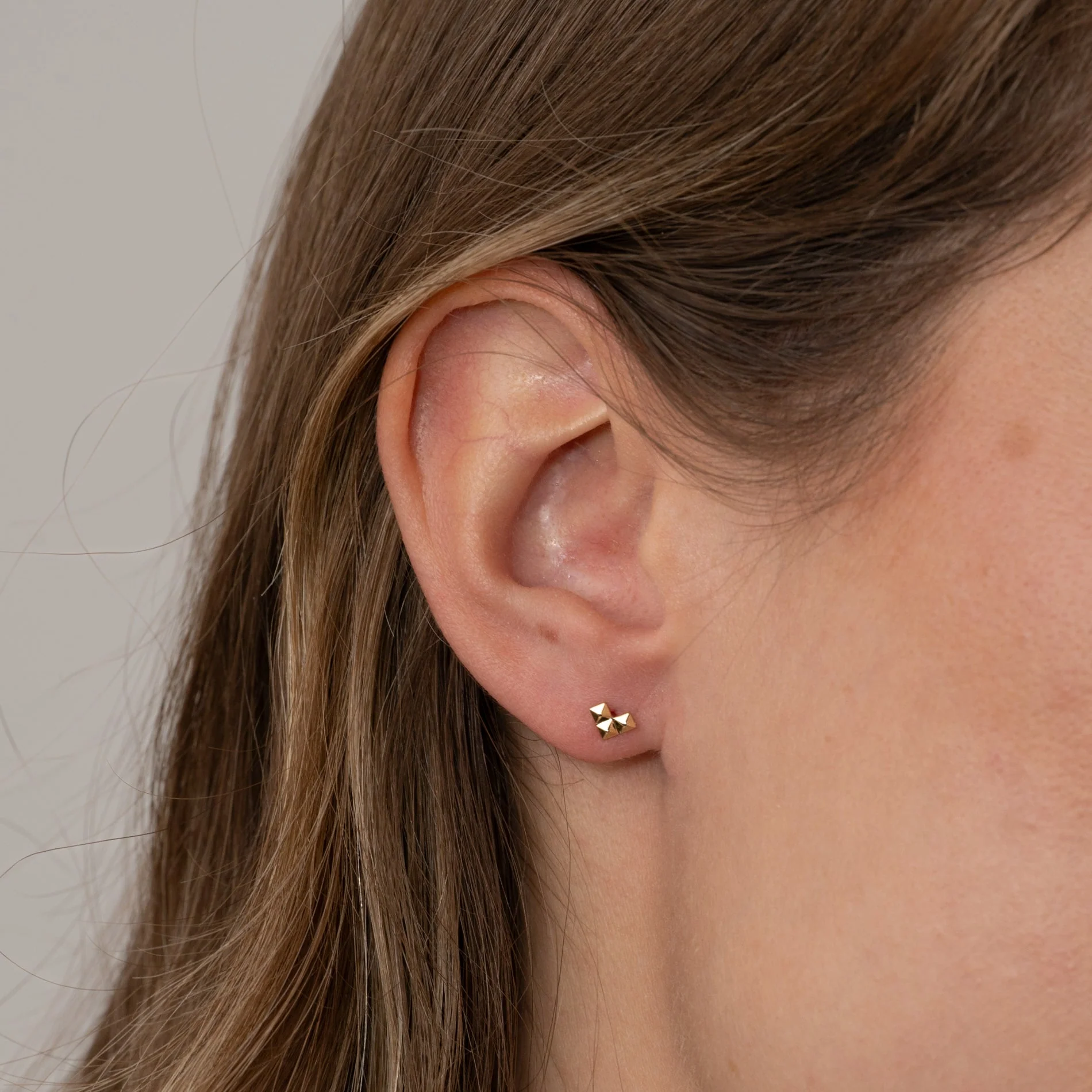 RIVET HEART SOLID GOLD STUD EARRING - Image 2