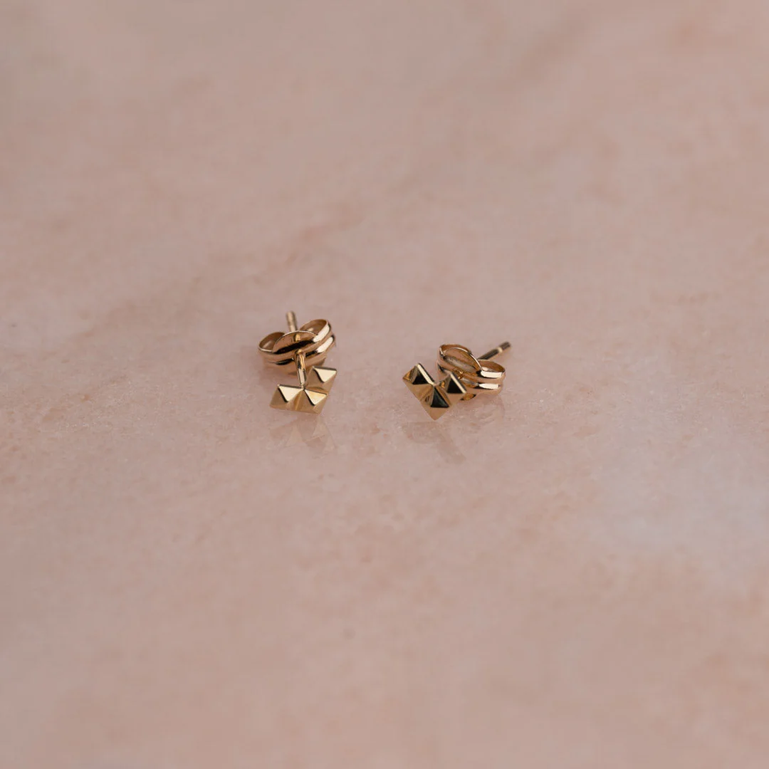 RIVET HEART SOLID GOLD STUD EARRING - Image 3