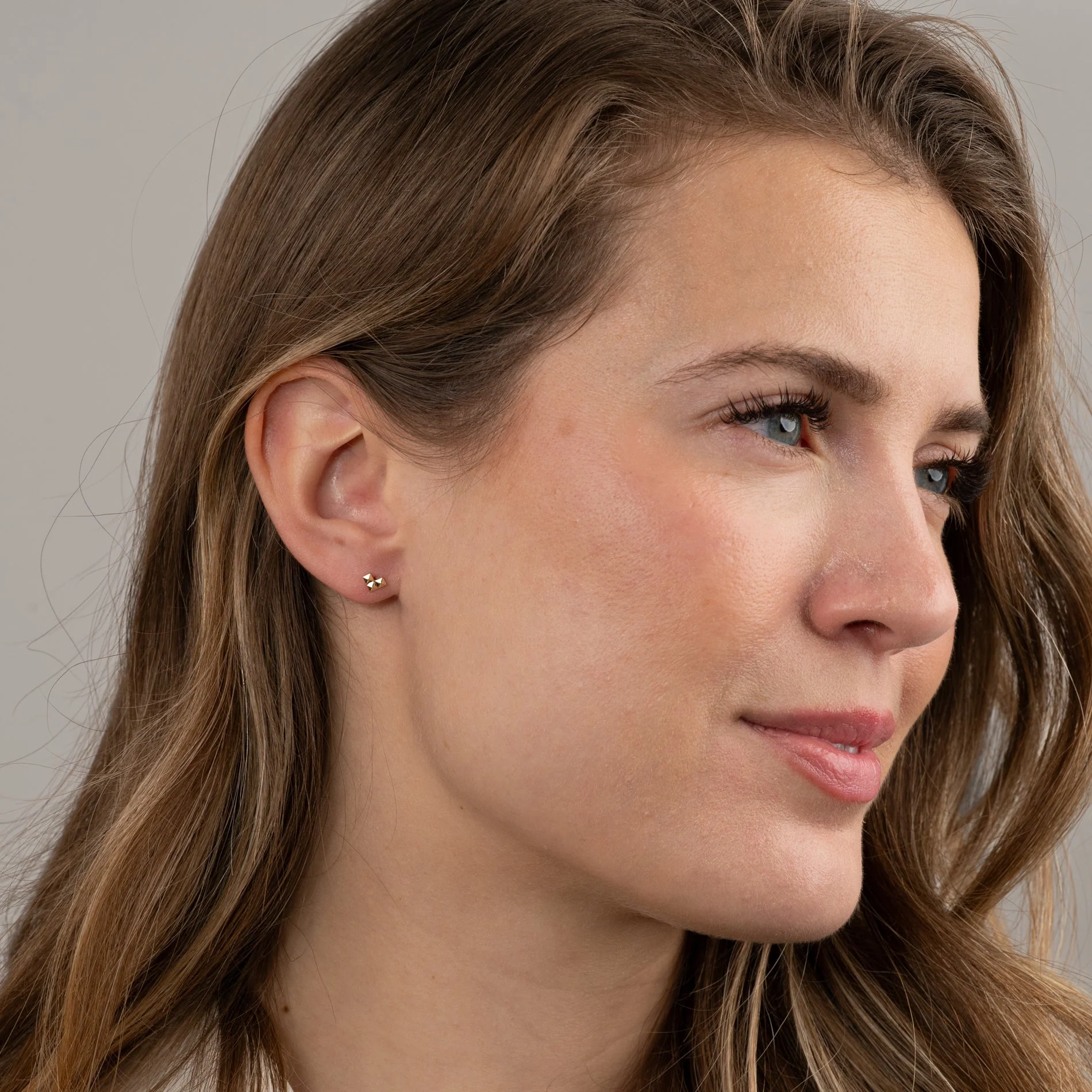 RIVET HEART SOLID GOLD STUD EARRING - Image 4