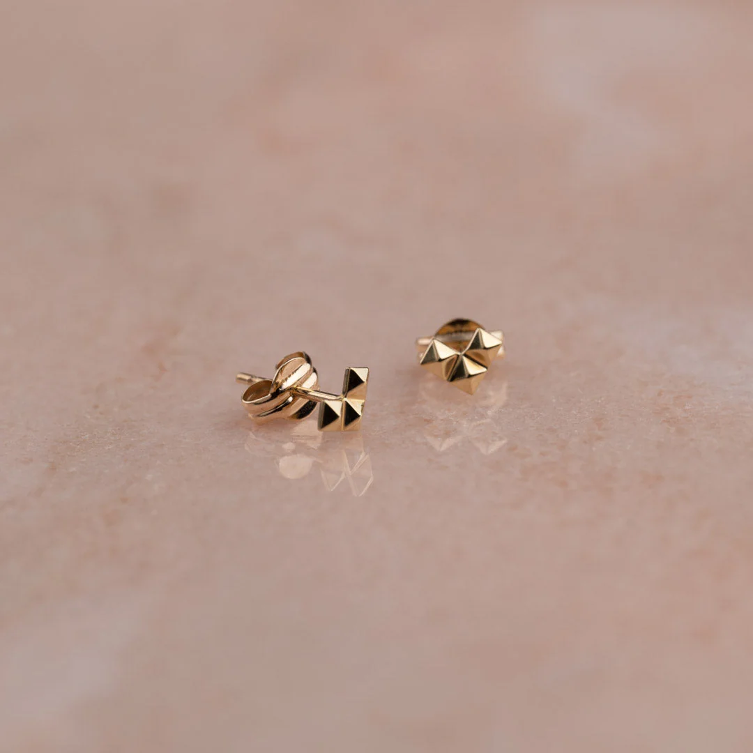 RIVET HEART SOLID GOLD STUD EARRING - Image 5