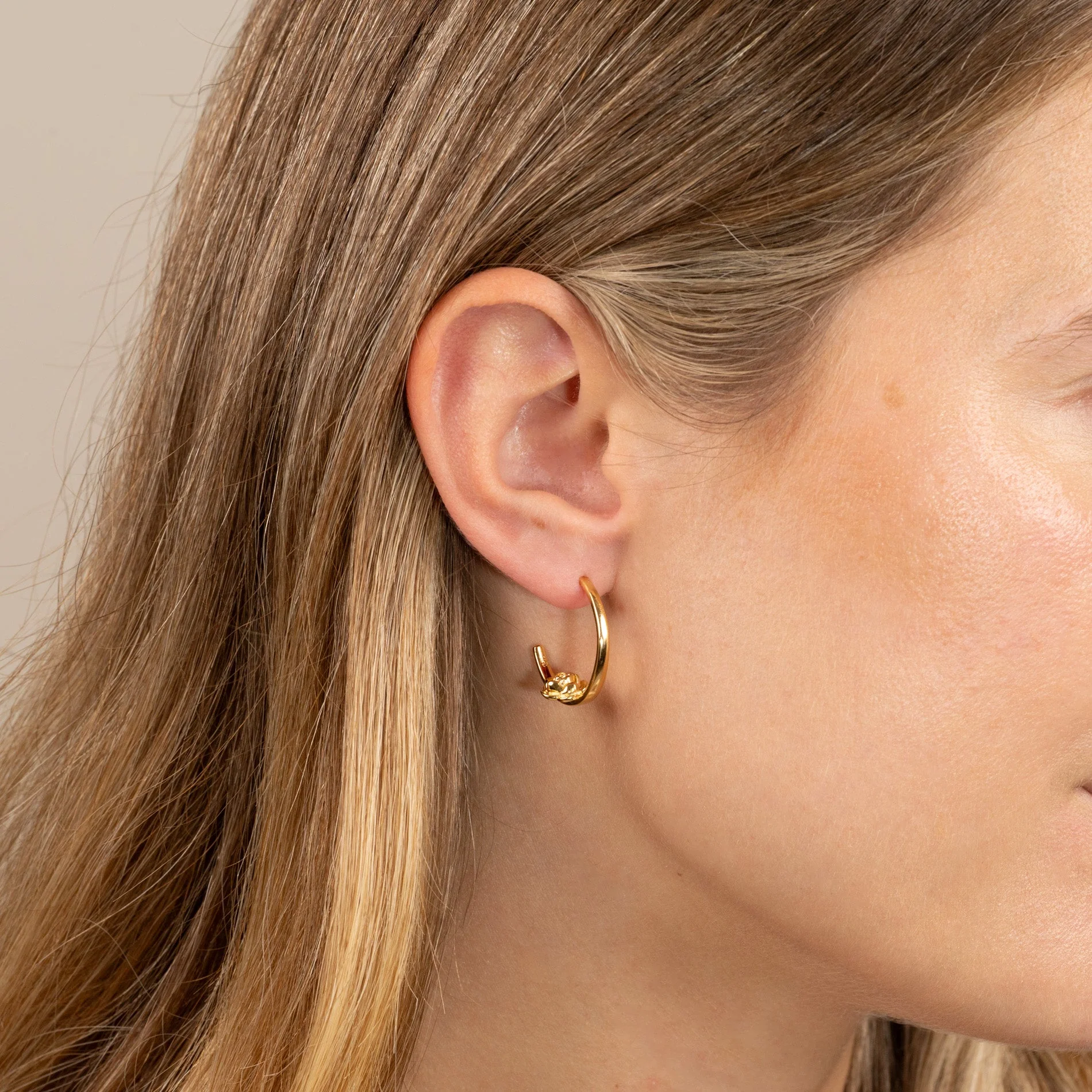 ROSIE GOLDEN CREOL EARRING - Image 4