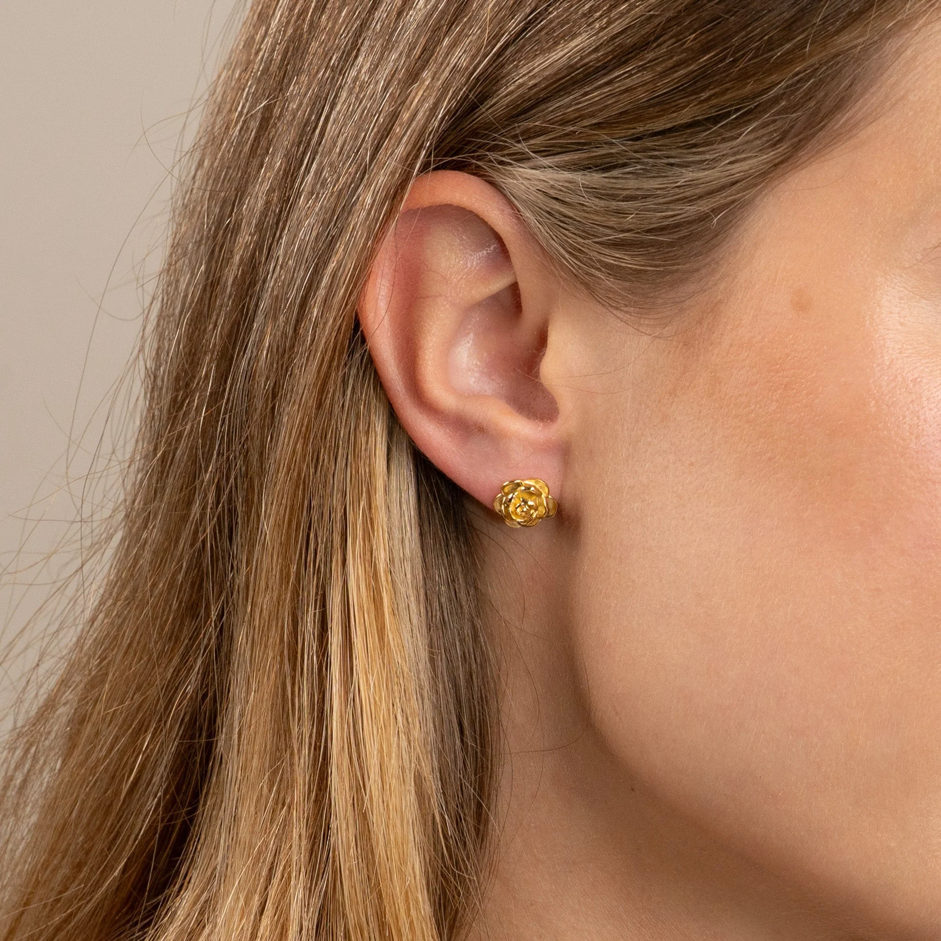 ROSIE GOLDEN MEDIUM STUD EARRING - Image 4