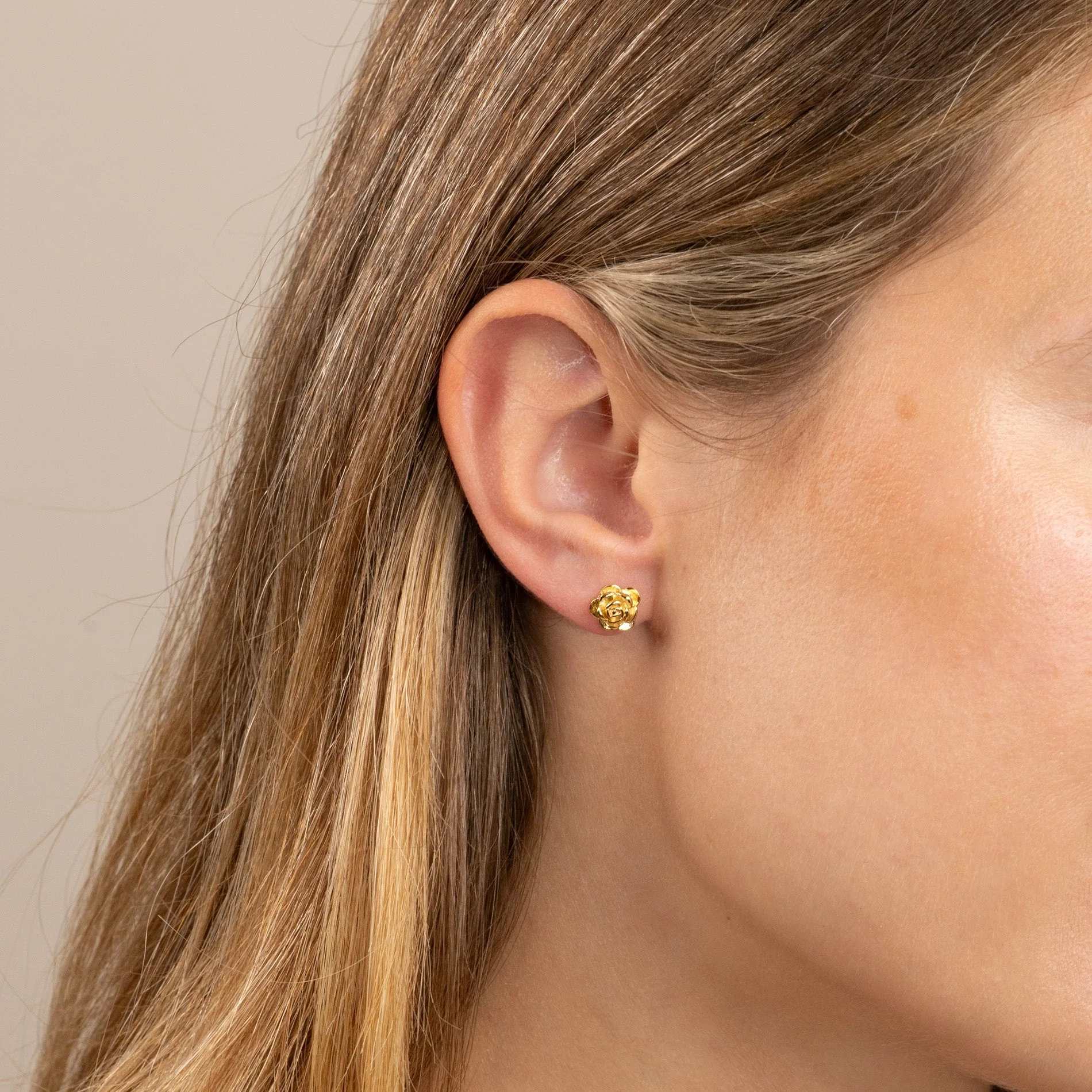 ROSIE GOLDEN SMALL STUD EARRING - Image 4
