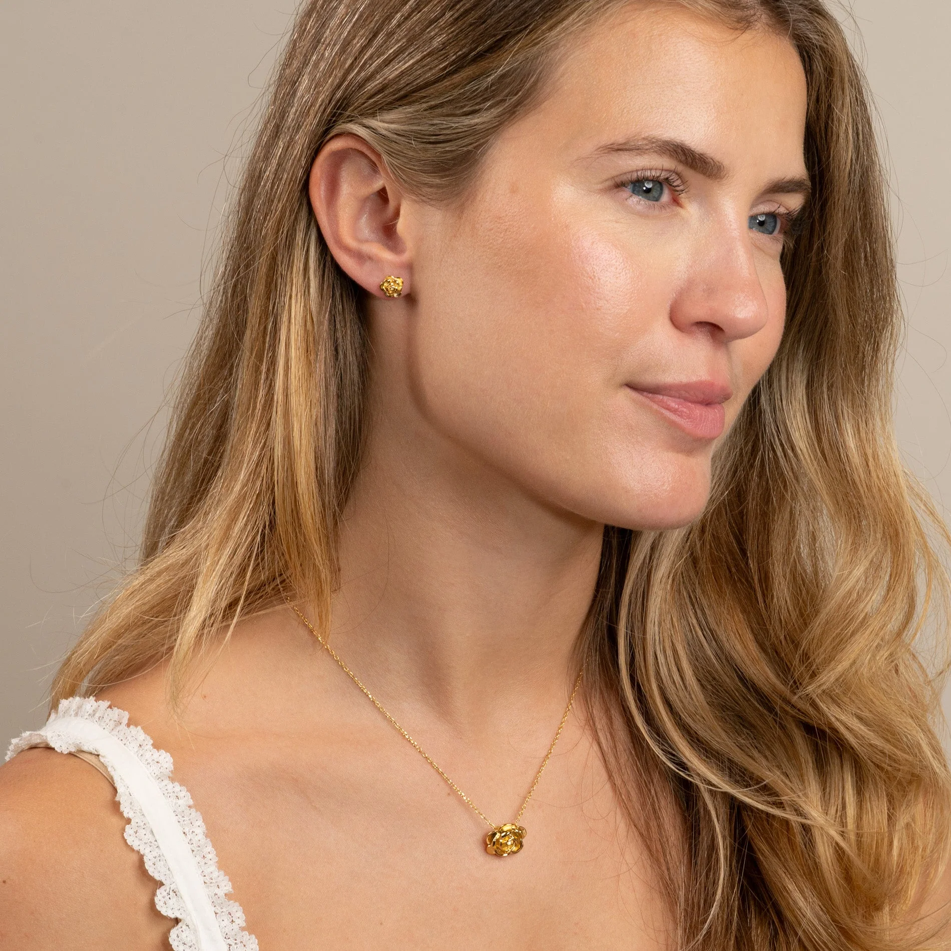 ROSIE GOLDEN SMALL STUD EARRING - Image 6