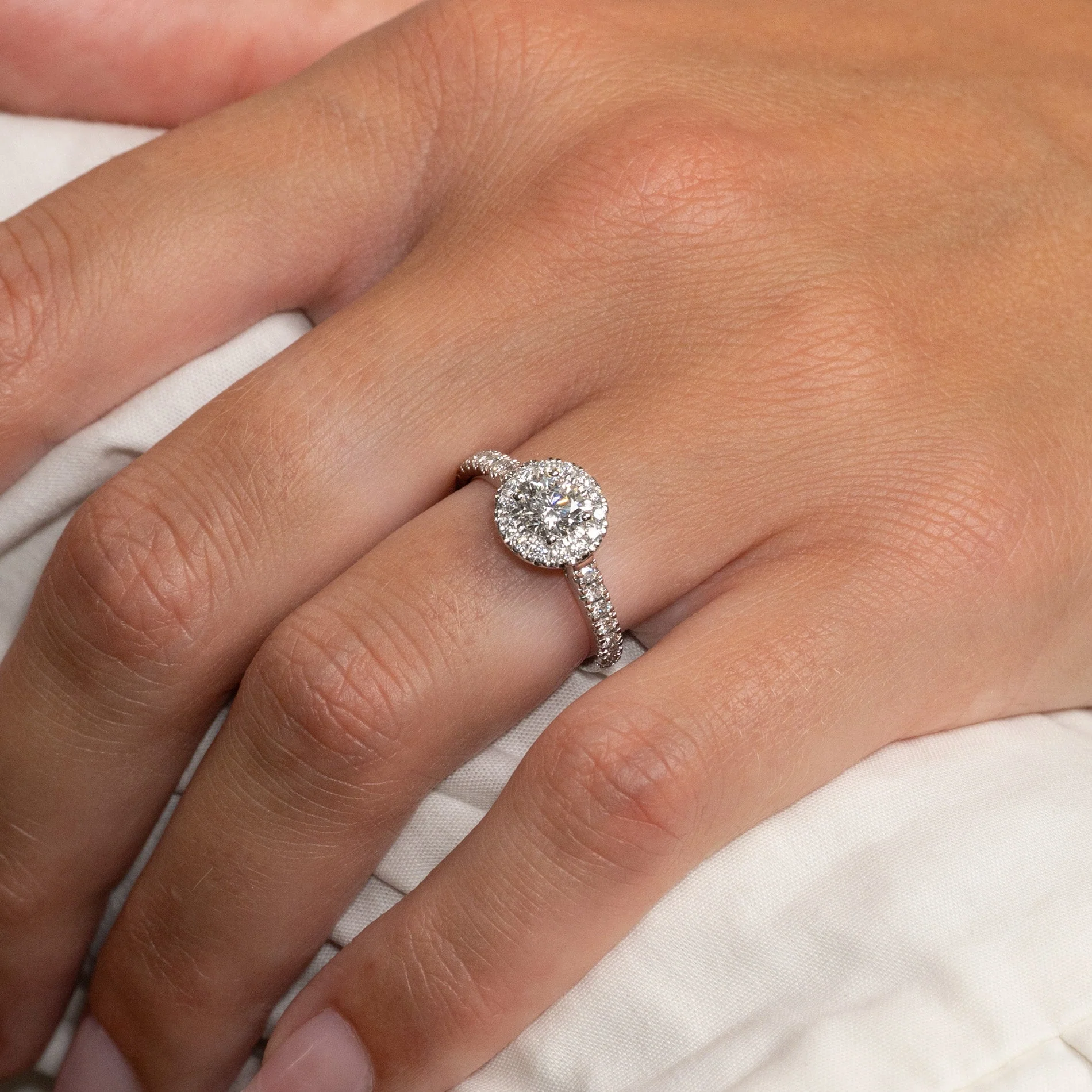 ROUND HALO ALLIANCE LAB-DIAMOND RING - 0.85ct - WG - Image 2