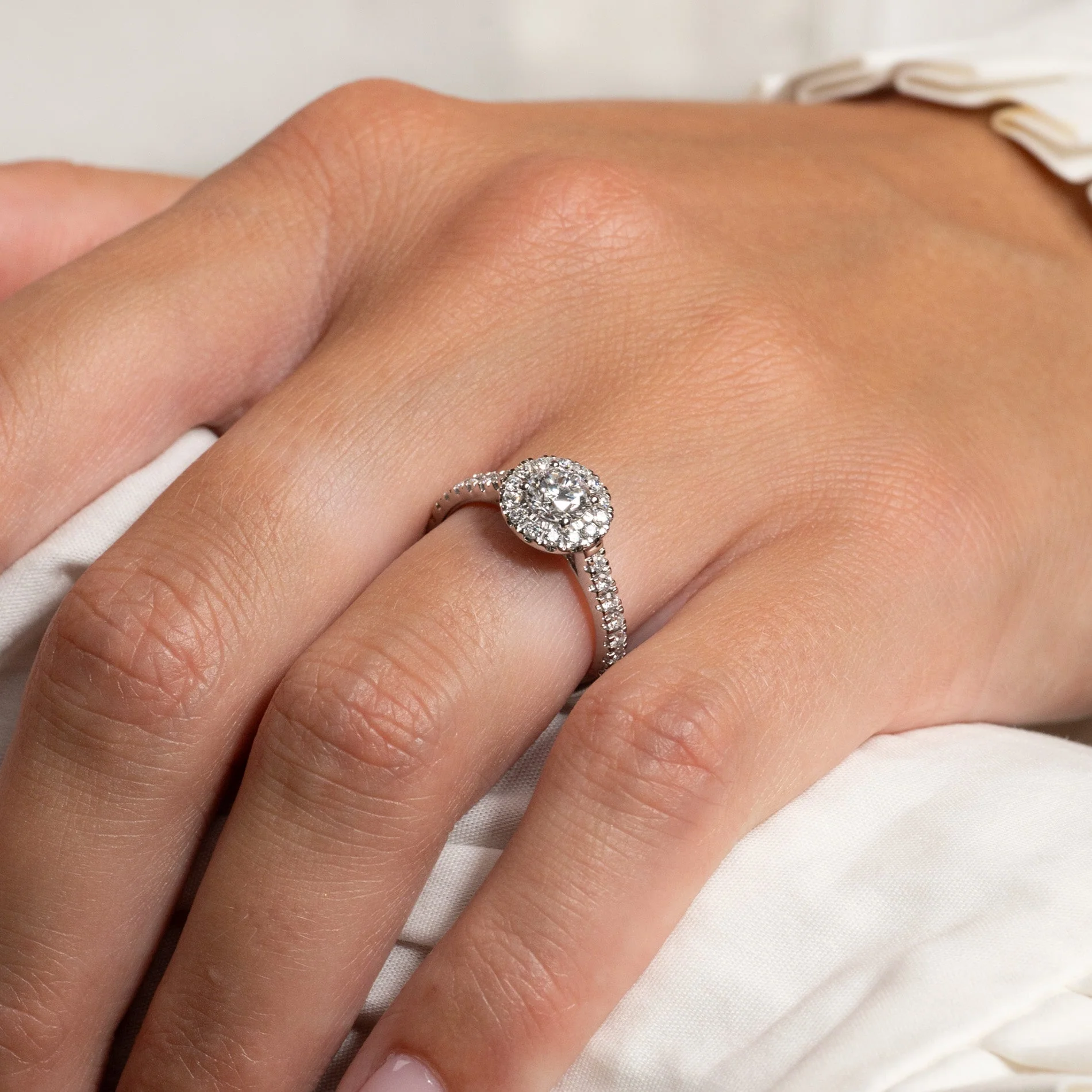 ROUND HALO ALLIANCE LAB-DIAMOND RING - 0.85ct - WG - Image 4