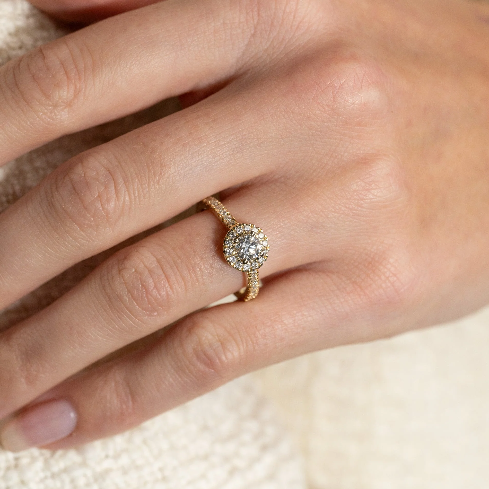 ROUND HALO ALLIANCE LAB-DIAMOND RING - 0.85ct - YG - Image 2