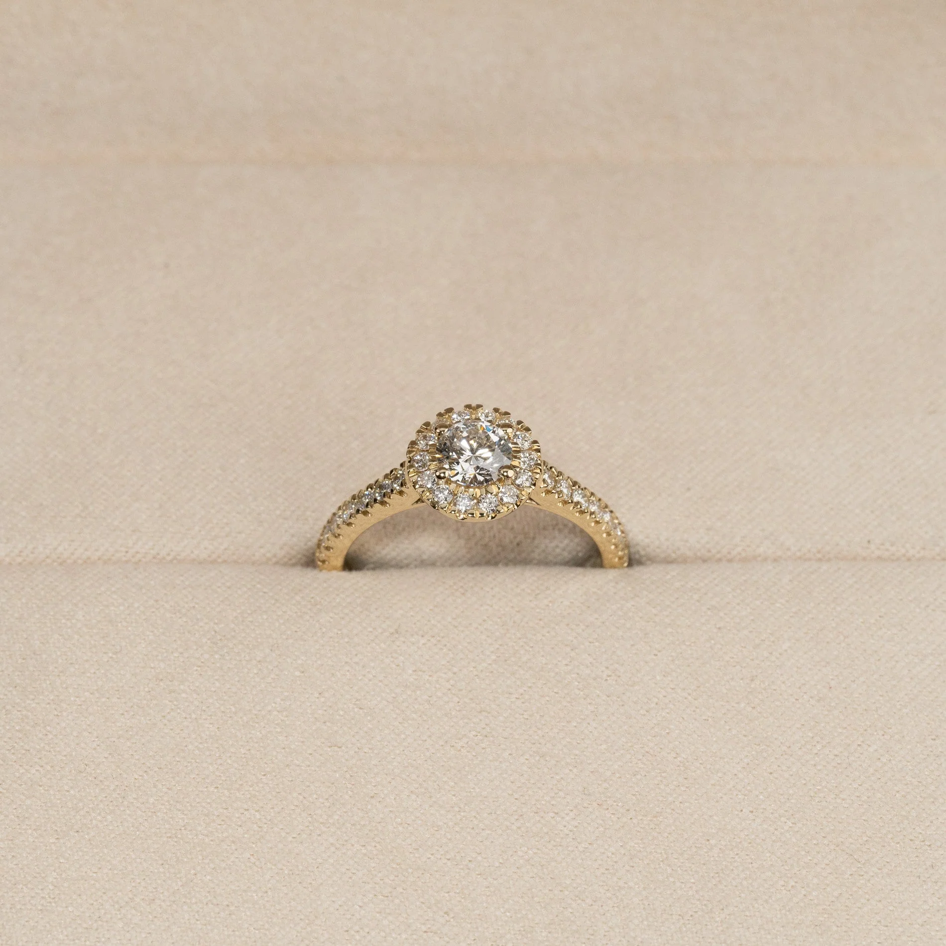 ROUND HALO ALLIANCE LAB-DIAMOND RING - 0.85ct - YG - Image 3