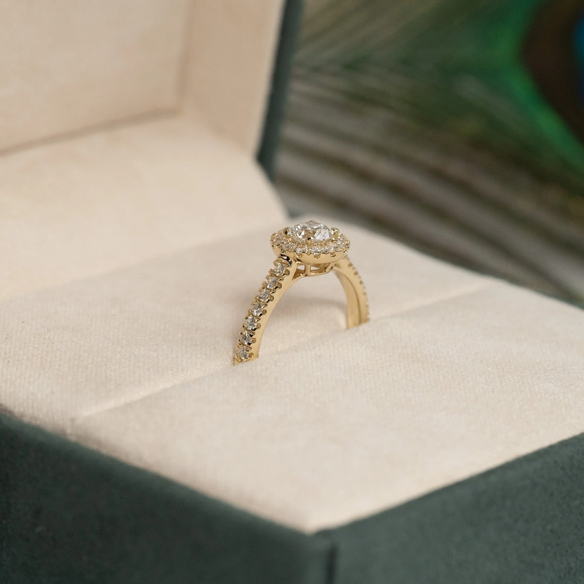 ROUND HALO ALLIANCE LAB-DIAMOND RING - 0.85ct - YG - Image 4