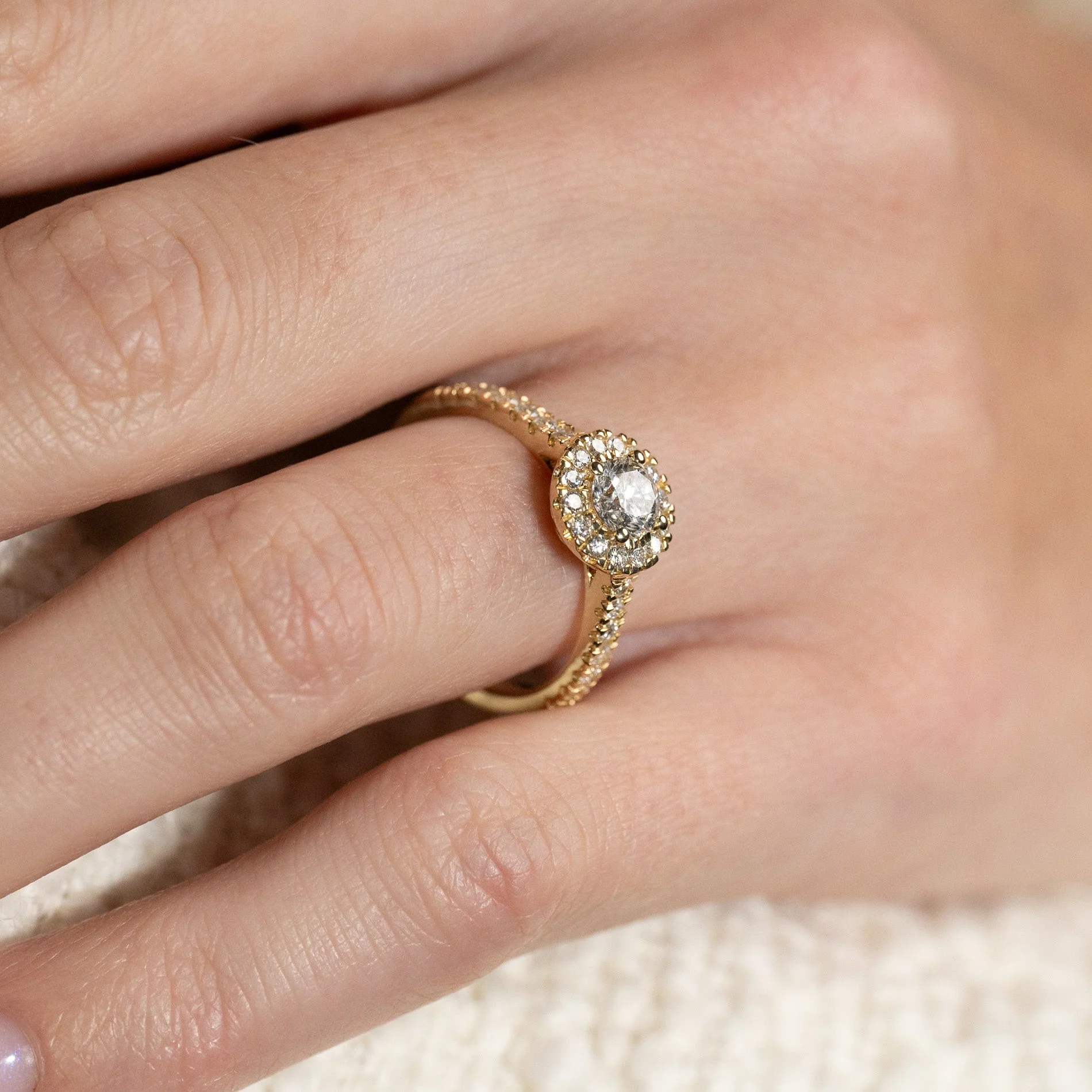 ROUND HALO ALLIANCE LAB-DIAMOND RING - 0.85ct - YG - Image 5