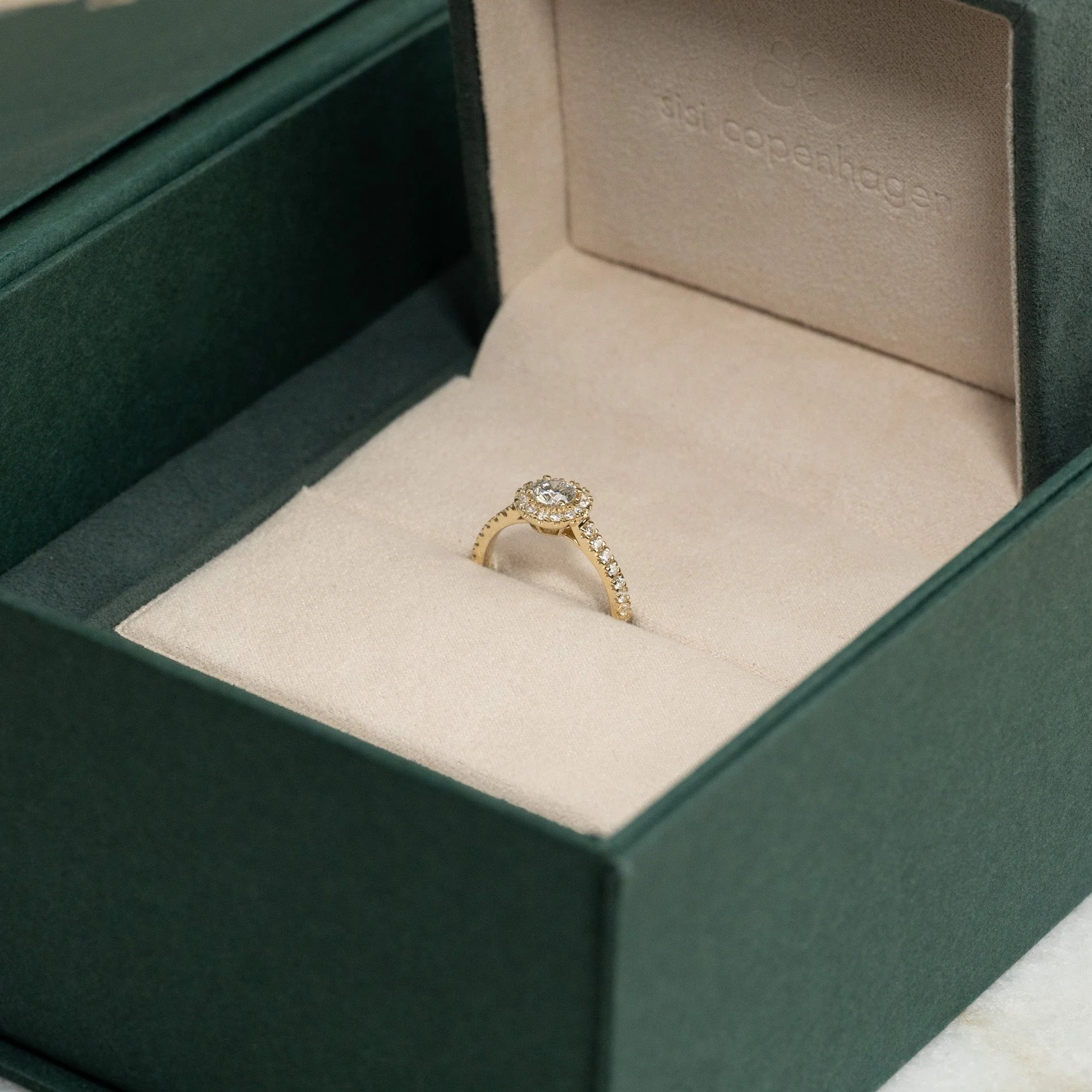 ROUND HALO ALLIANCE LAB-DIAMOND RING - 0.85ct - YG - Image 9