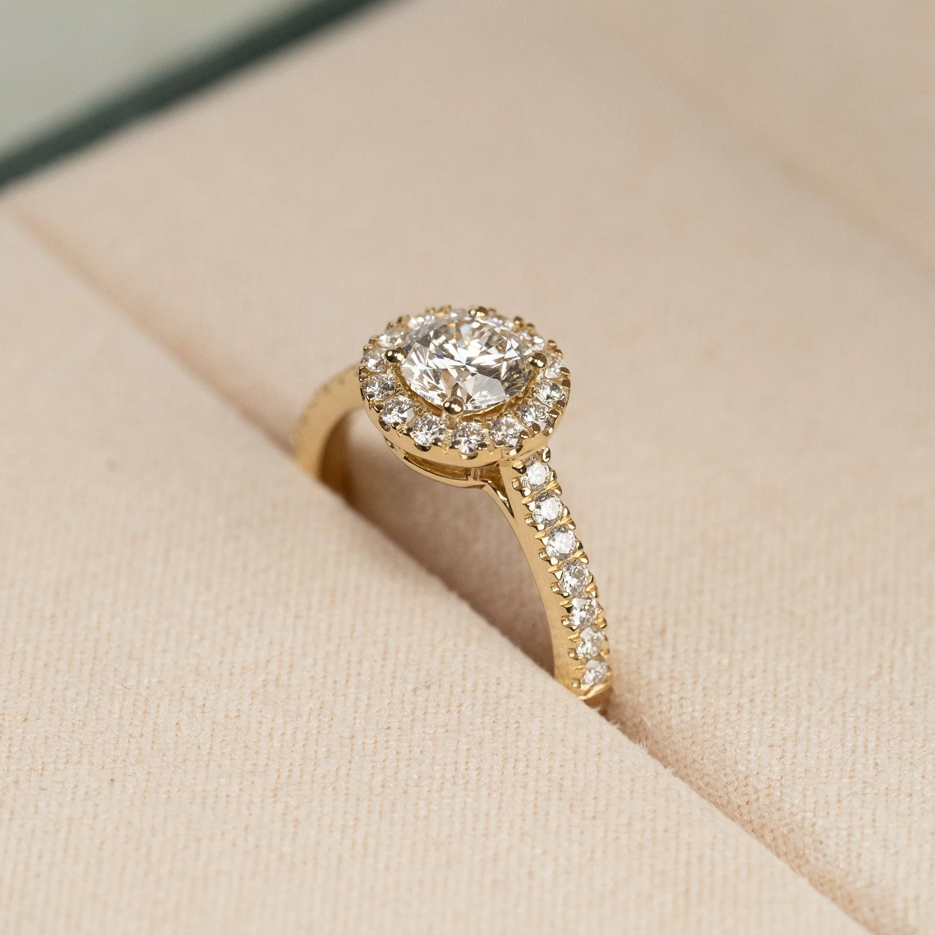 ROUND HALO ALLIANCE LAB-DIAMOND RING - 1.2ct - YG - Image 3