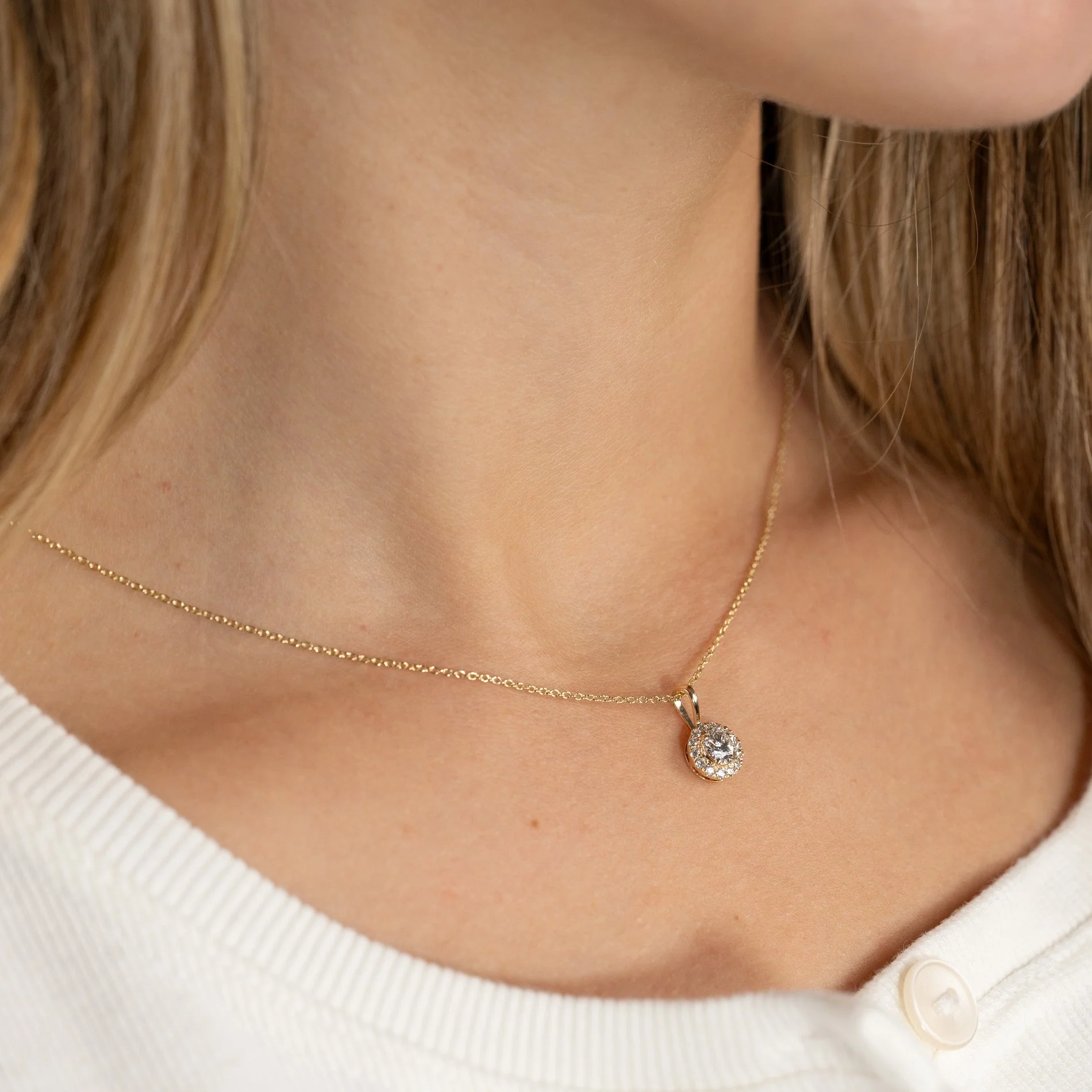 ROUND HALO LAB-DIAMOND PENDANT - 0.66ct - YG - Image 3