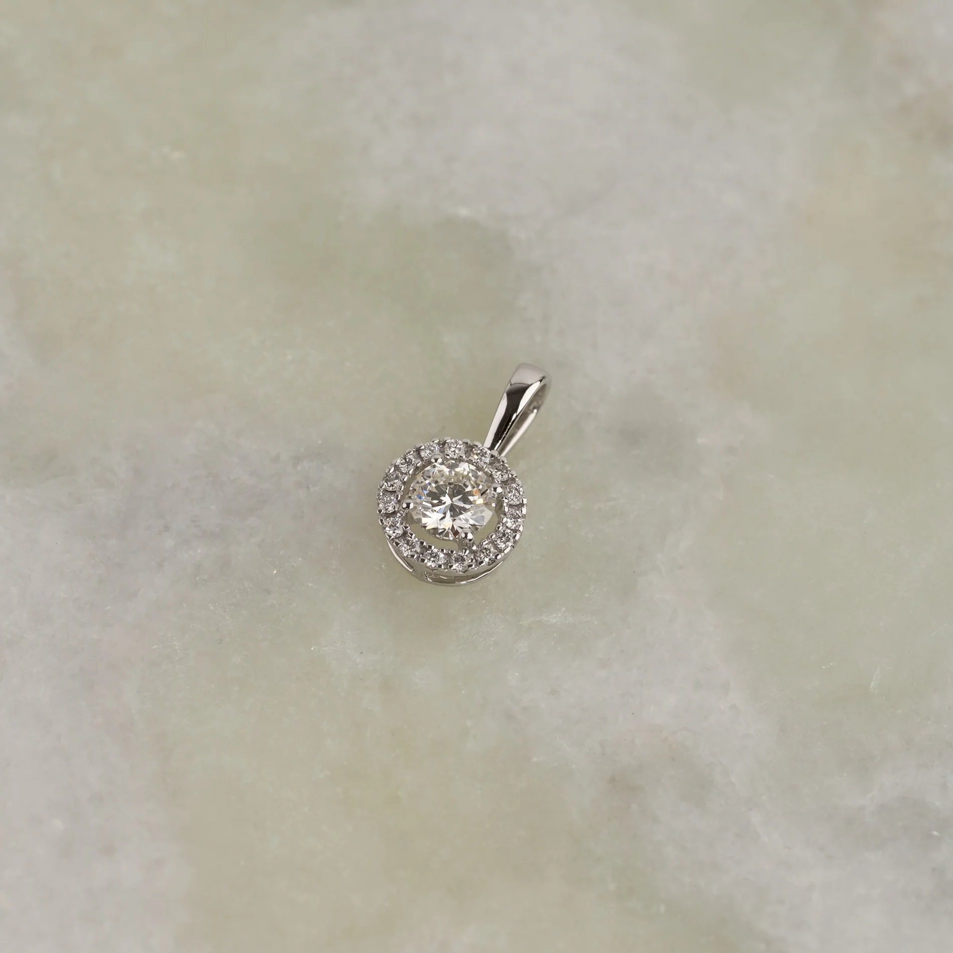 ROUND HALO DIAMOND PENDANT - Image 4