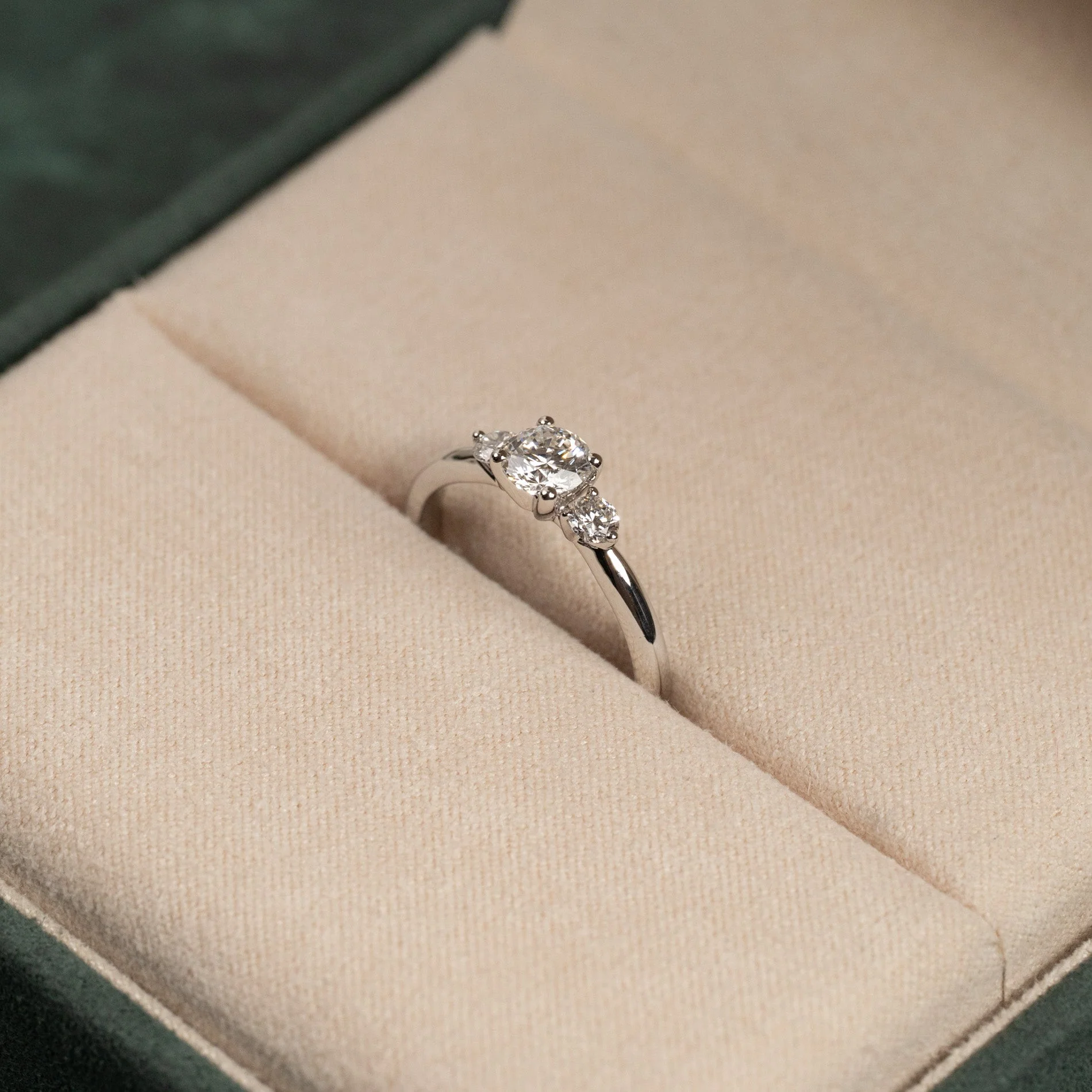 ROUND TRILOGY LAB-DIAMOND RING - 0.7ct - WG - Image 3