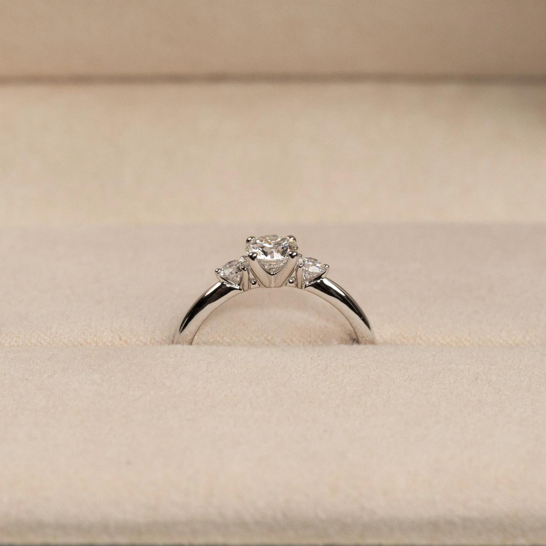 ROUND TRILOGY LAB-DIAMOND RING - 0.7ct - WG - Image 4