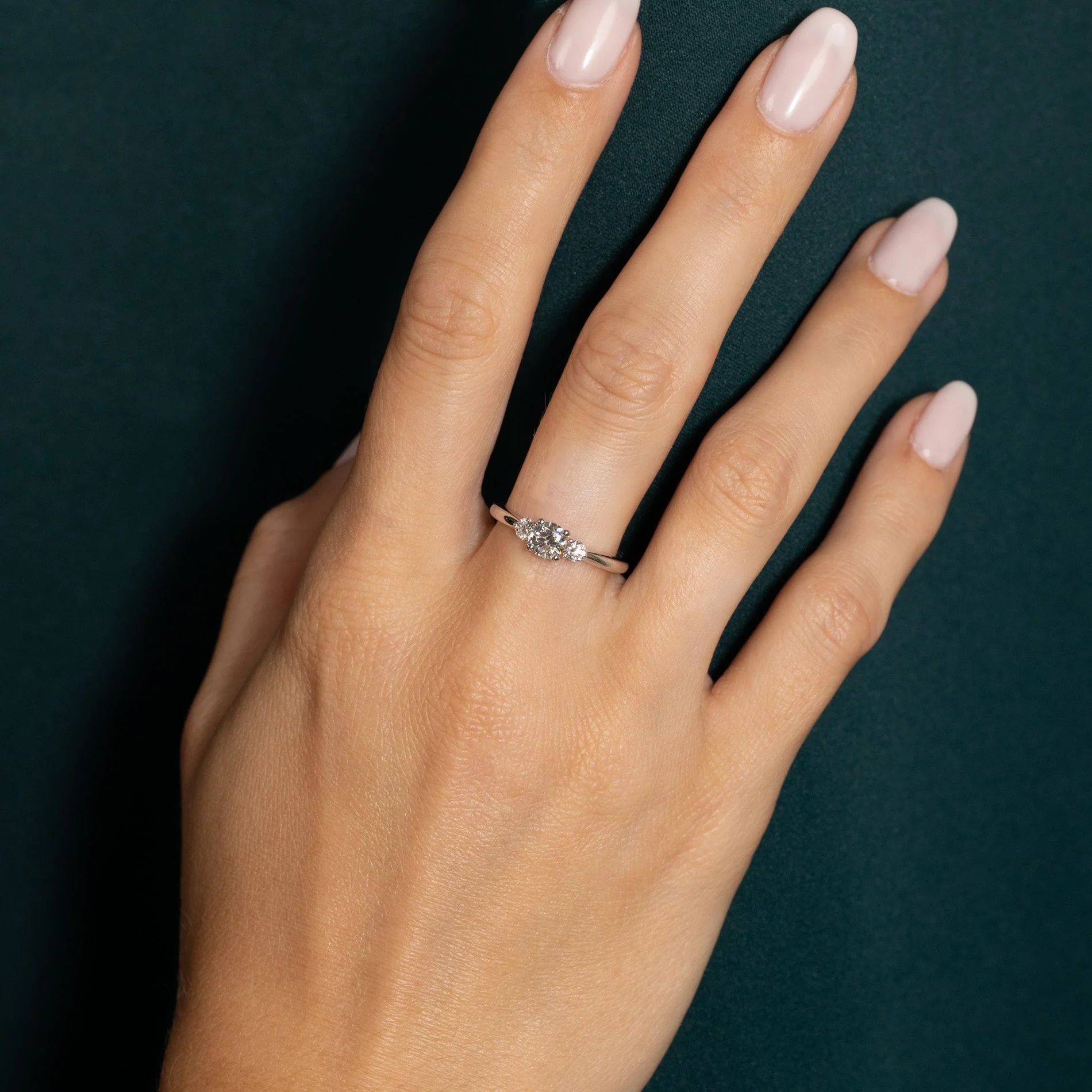 ROUND TRILOGY LAB-DIAMOND RING - 0.7ct - WG - Image 5