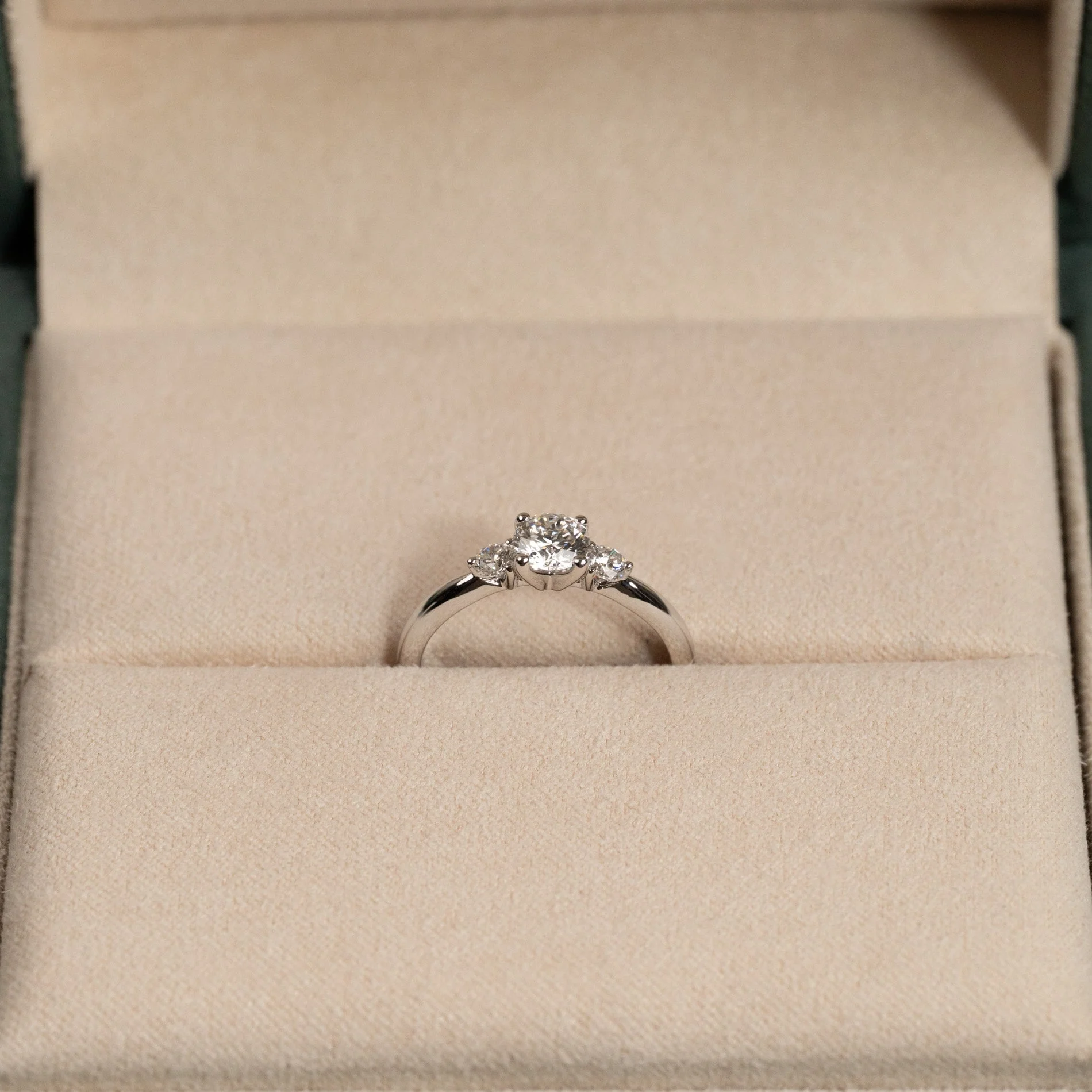 ROUND TRILOGY LAB-DIAMOND RING - 0.7ct - WG - Image 7
