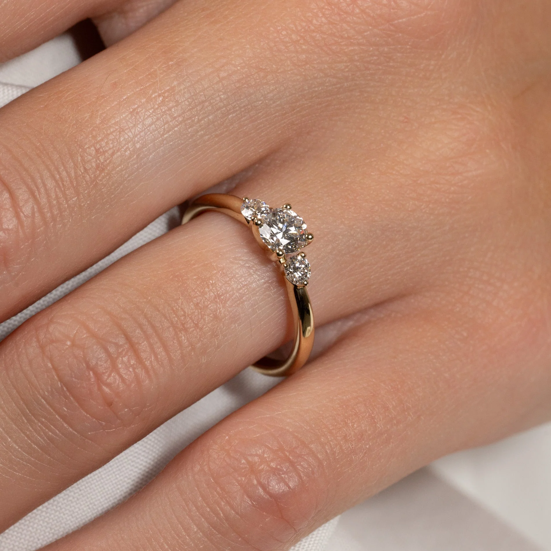 ROUND TRILOGY LAB-DIAMOND RING - 0.7ct - YG - Image 2