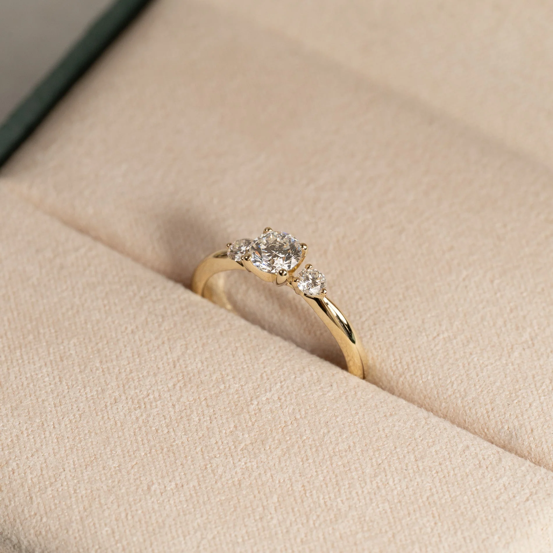 ROUND TRILOGY LAB-DIAMOND RING - 0.7ct - YG - Image 4