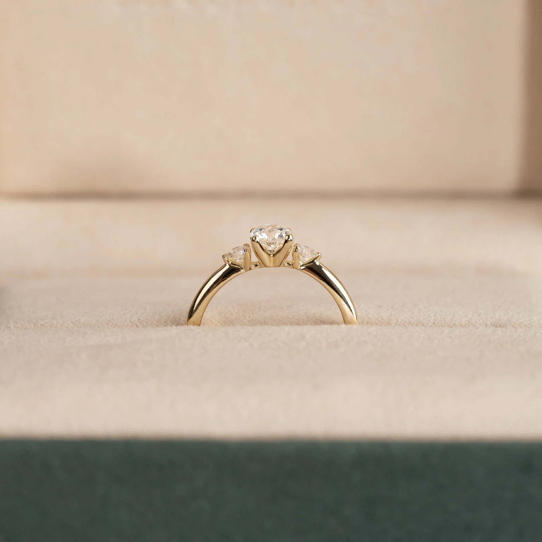 ROUND TRILOGY LAB-DIAMOND RING - 0.7ct - YG - Image 7