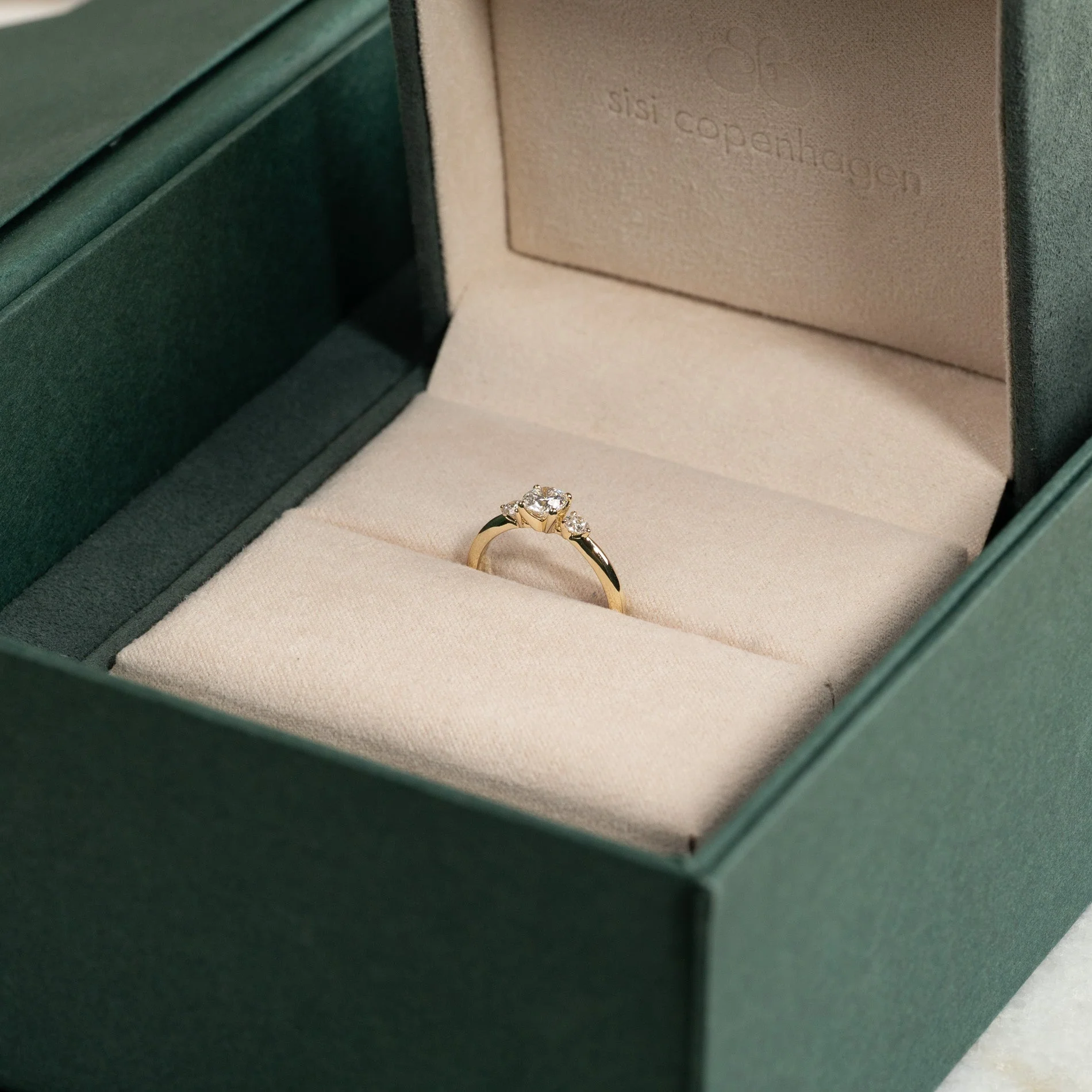ROUND TRILOGY LAB-DIAMOND RING - 0.7ct - YG - Image 9