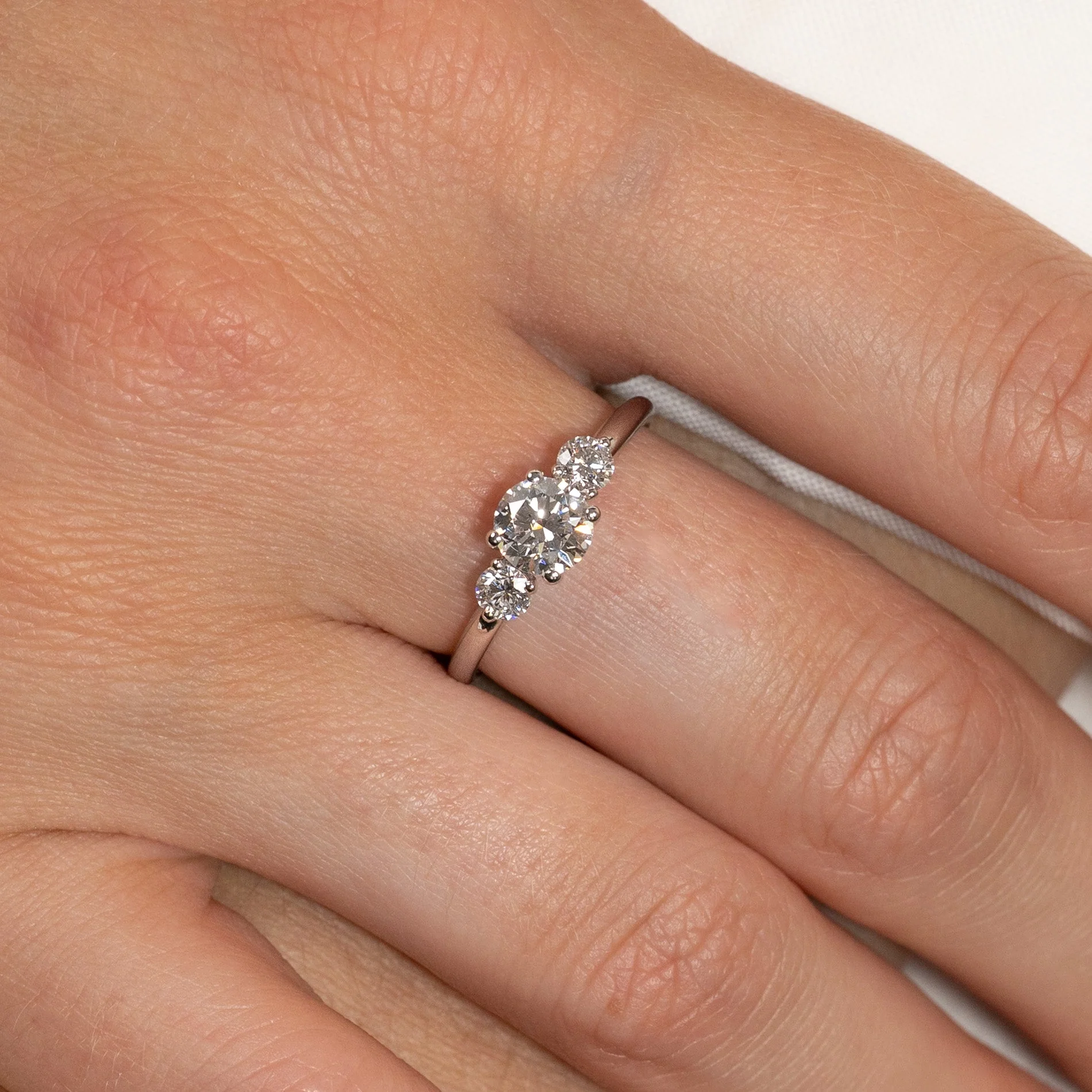 ROUND TRILOGY LAB-DIAMOND RING - 1.0ct - WG - Image 2