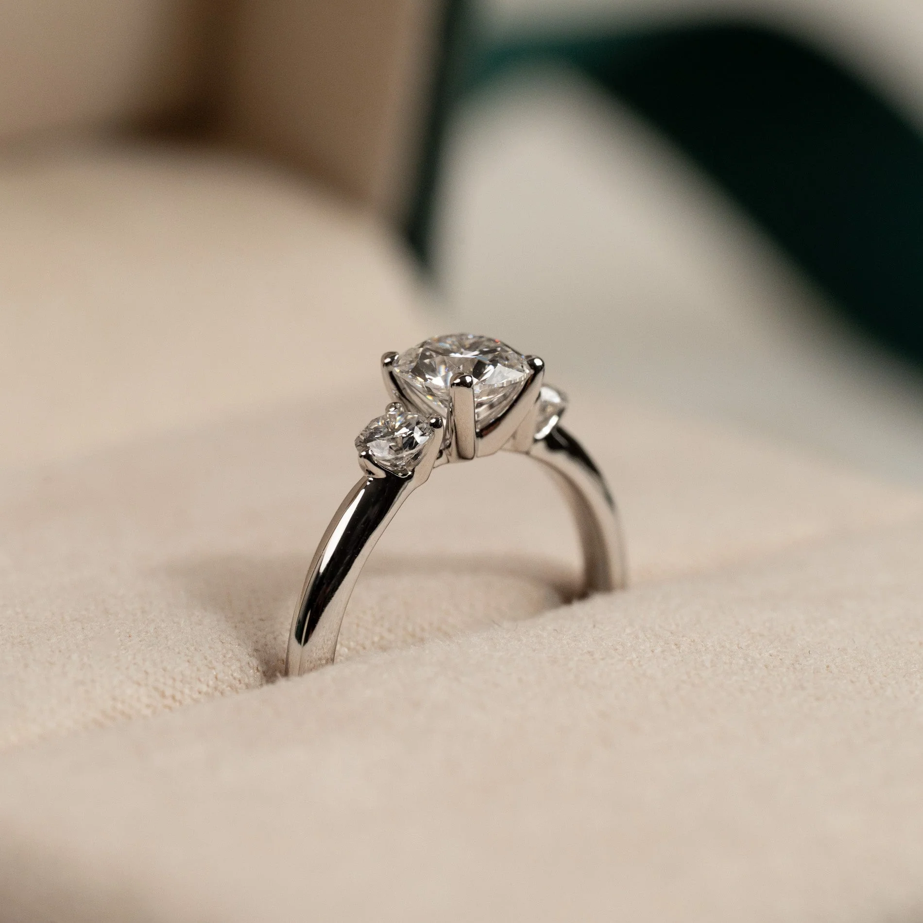 ROUND TRILOGY LAB-DIAMOND RING - 1.0ct - WG - Image 3