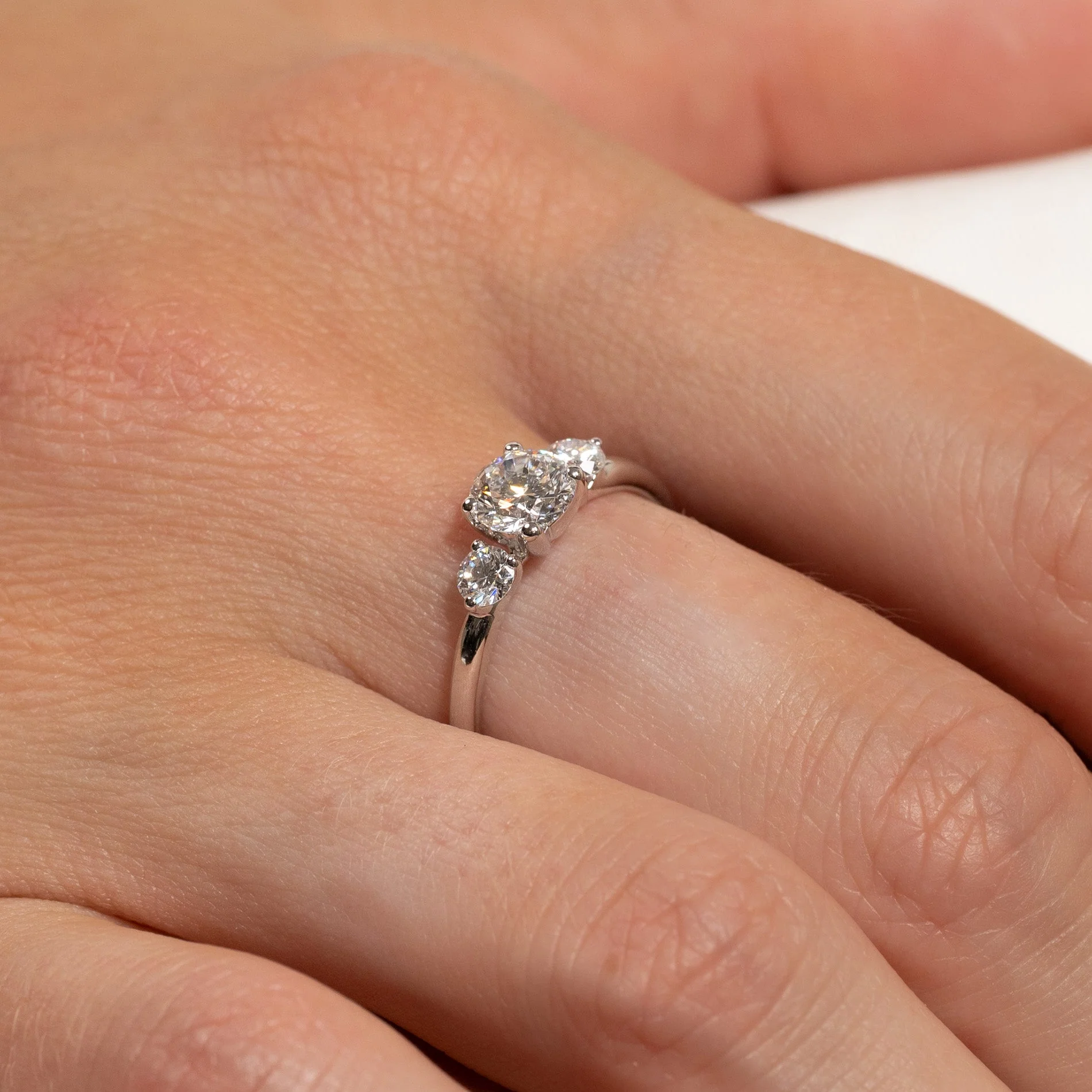 ROUND TRILOGY LAB-DIAMOND RING - 1.0ct - WG - Image 5