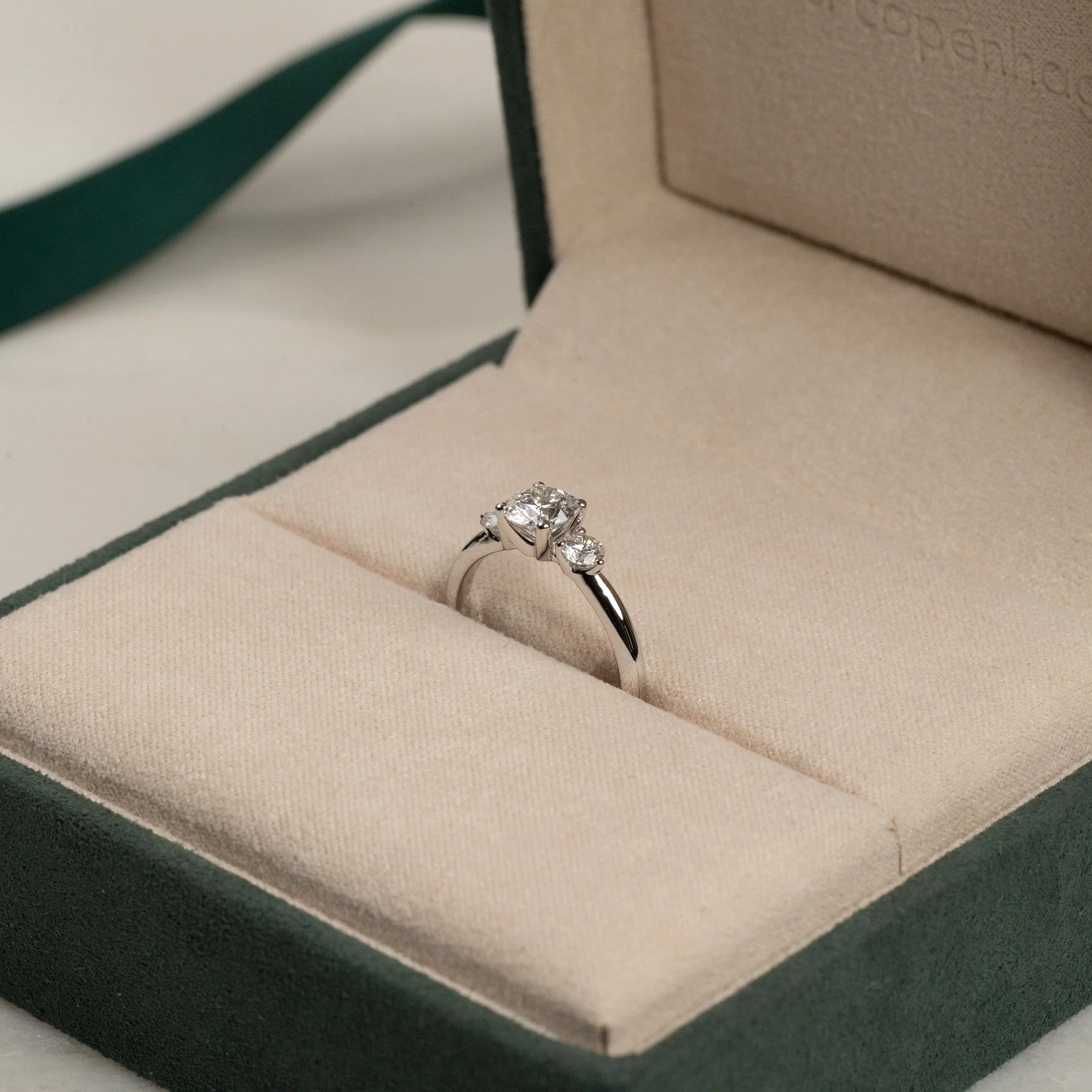 ROUND TRILOGY LAB-DIAMOND RING - 1.0ct - WG - Image 6