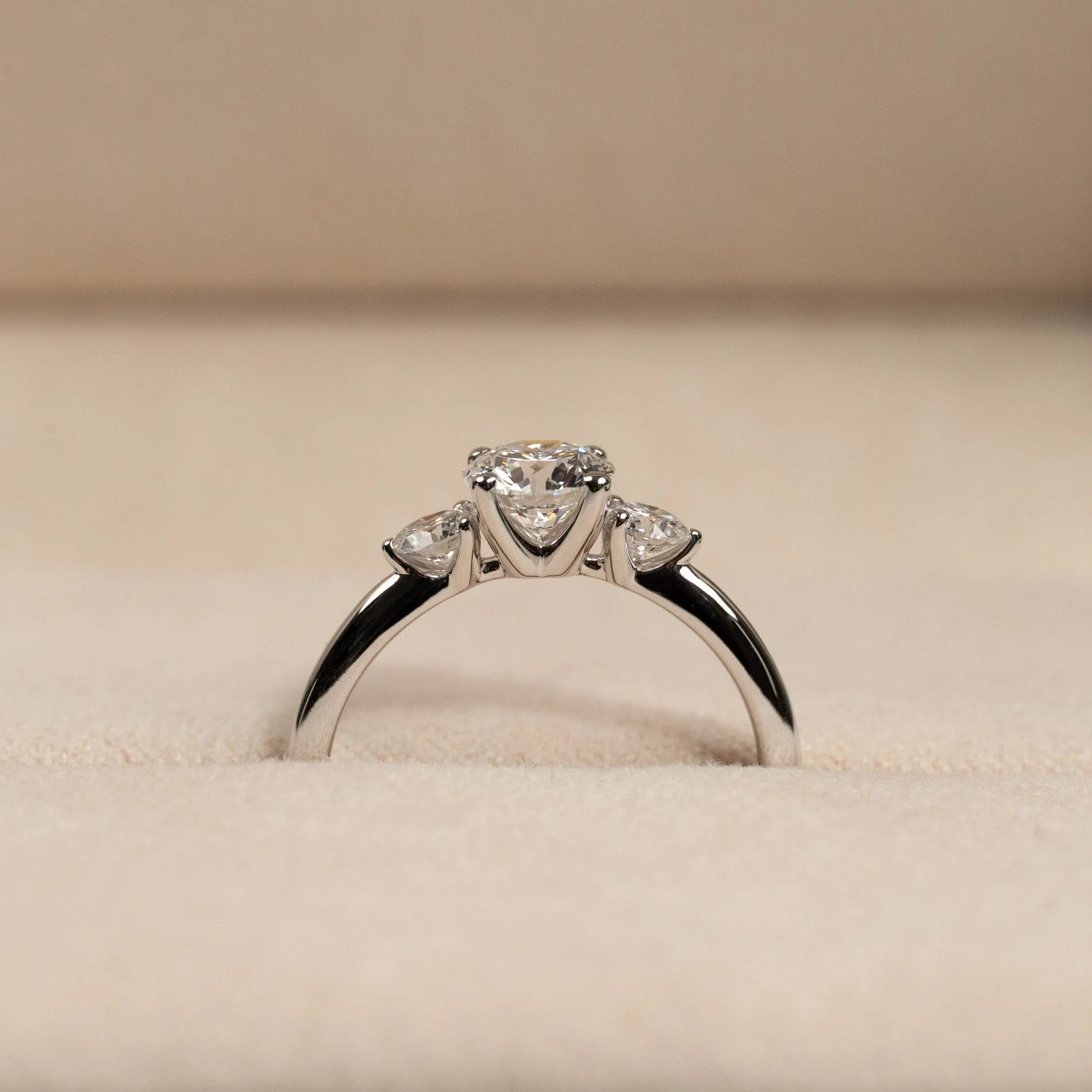 ROUND TRILOGY LAB-DIAMOND RING - 1.0ct - WG - Image 7