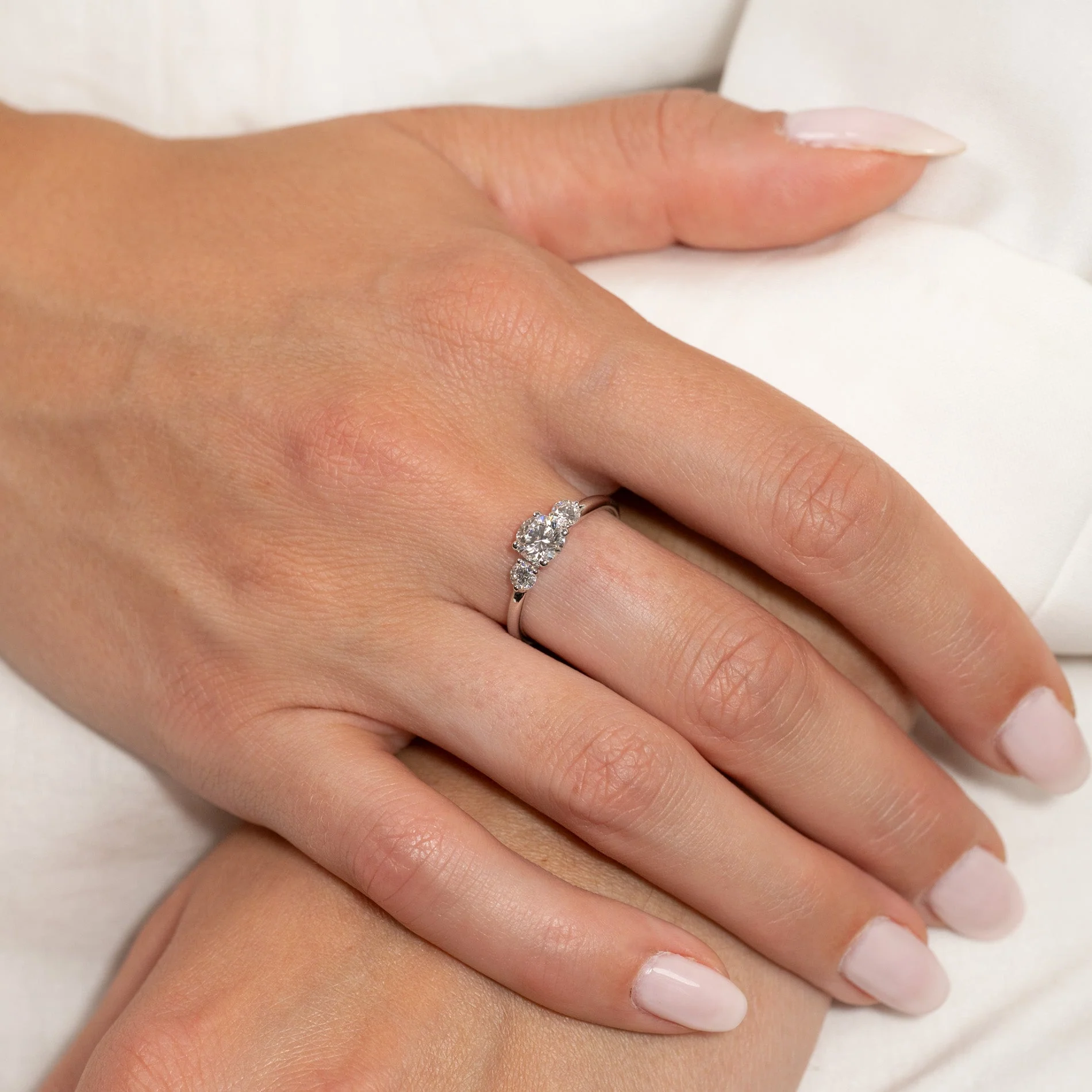 ROUND TRILOGY LAB-DIAMOND RING - 1.0ct - WG - Image 8