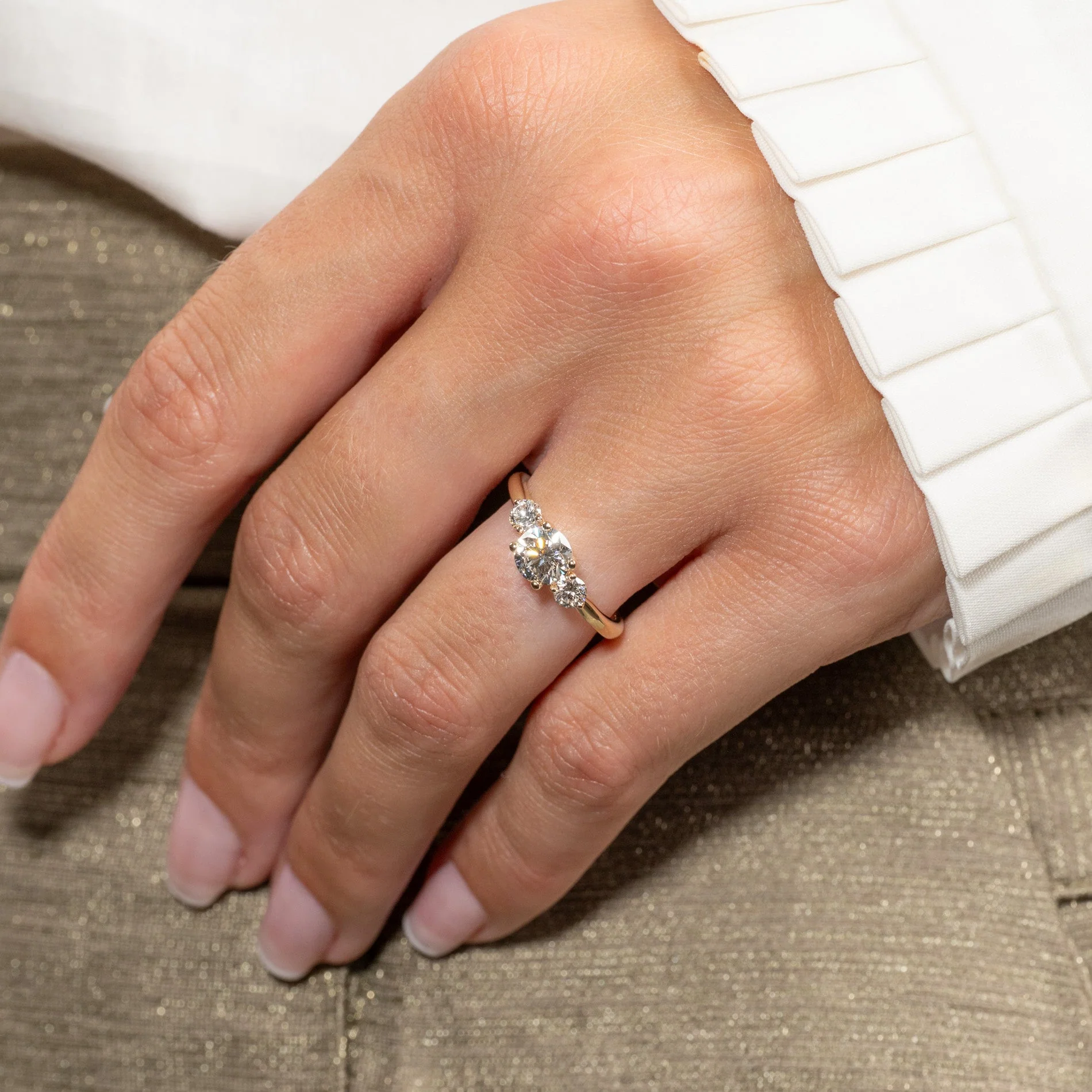 ROUND TRILOGY LAB-DIAMOND RING - 1.0ct - YG - Image 2