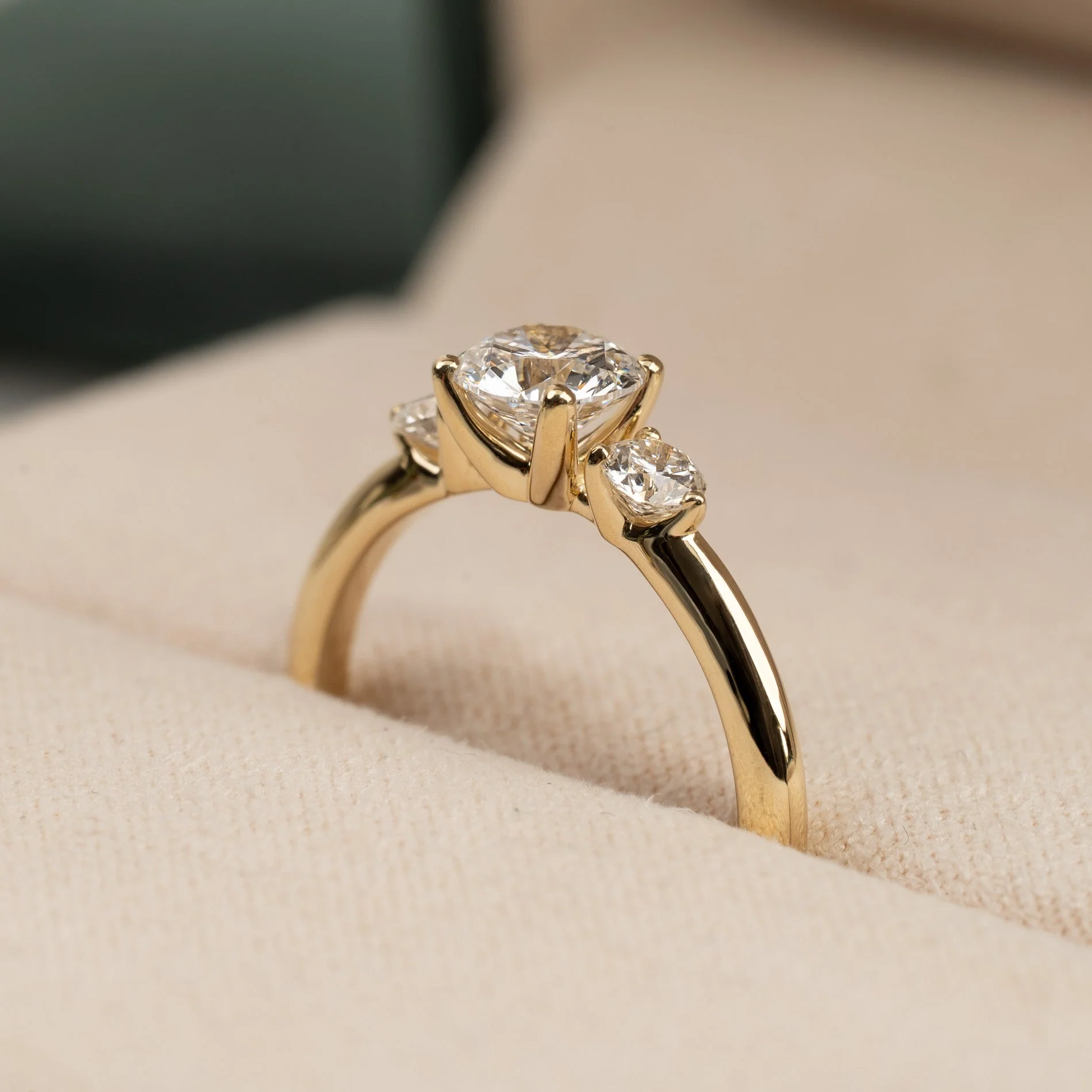 ROUND TRILOGY LAB-DIAMOND RING - 1.0ct - YG - Image 3