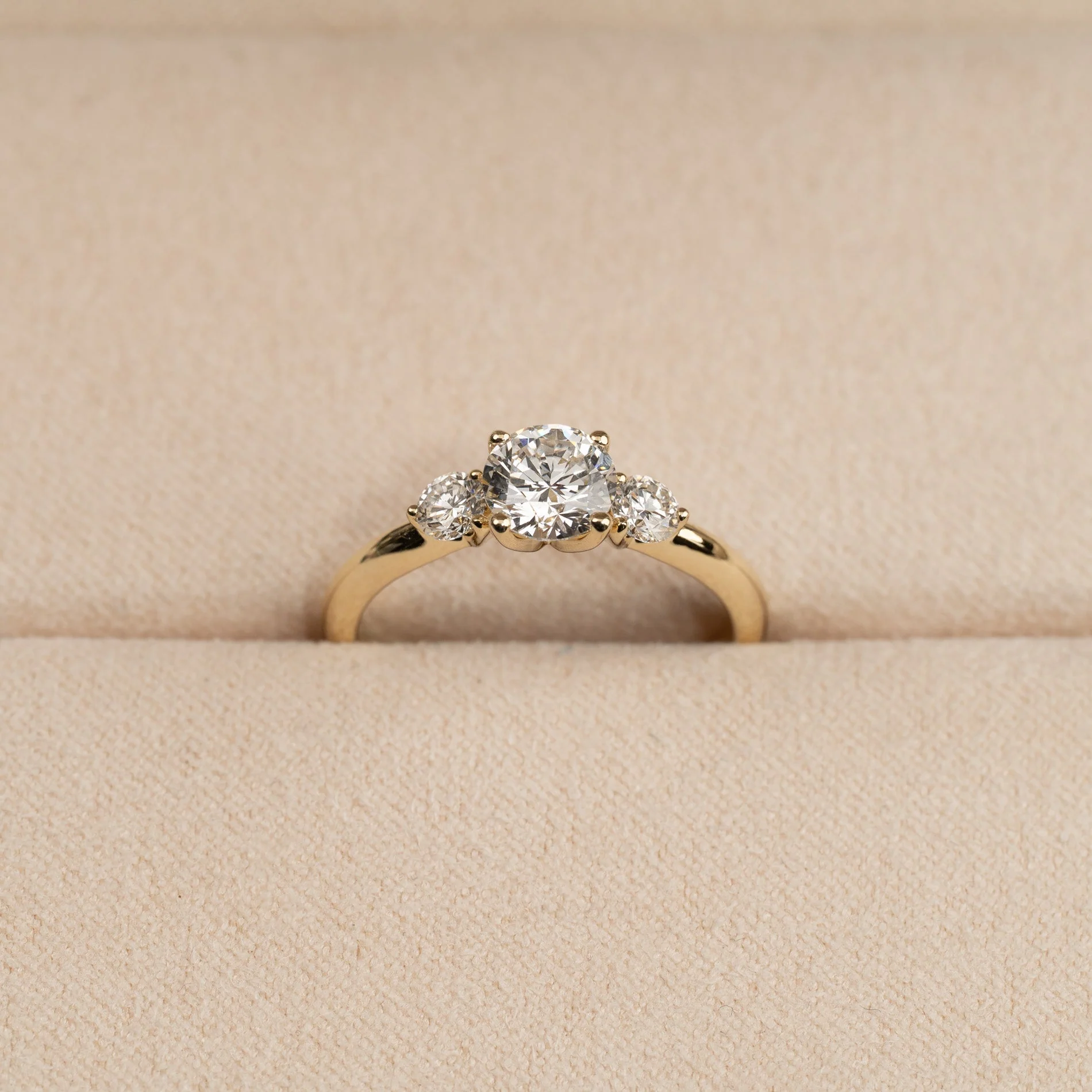 ROUND TRILOGY LAB-DIAMOND RING - 1.0ct - YG - Image 4